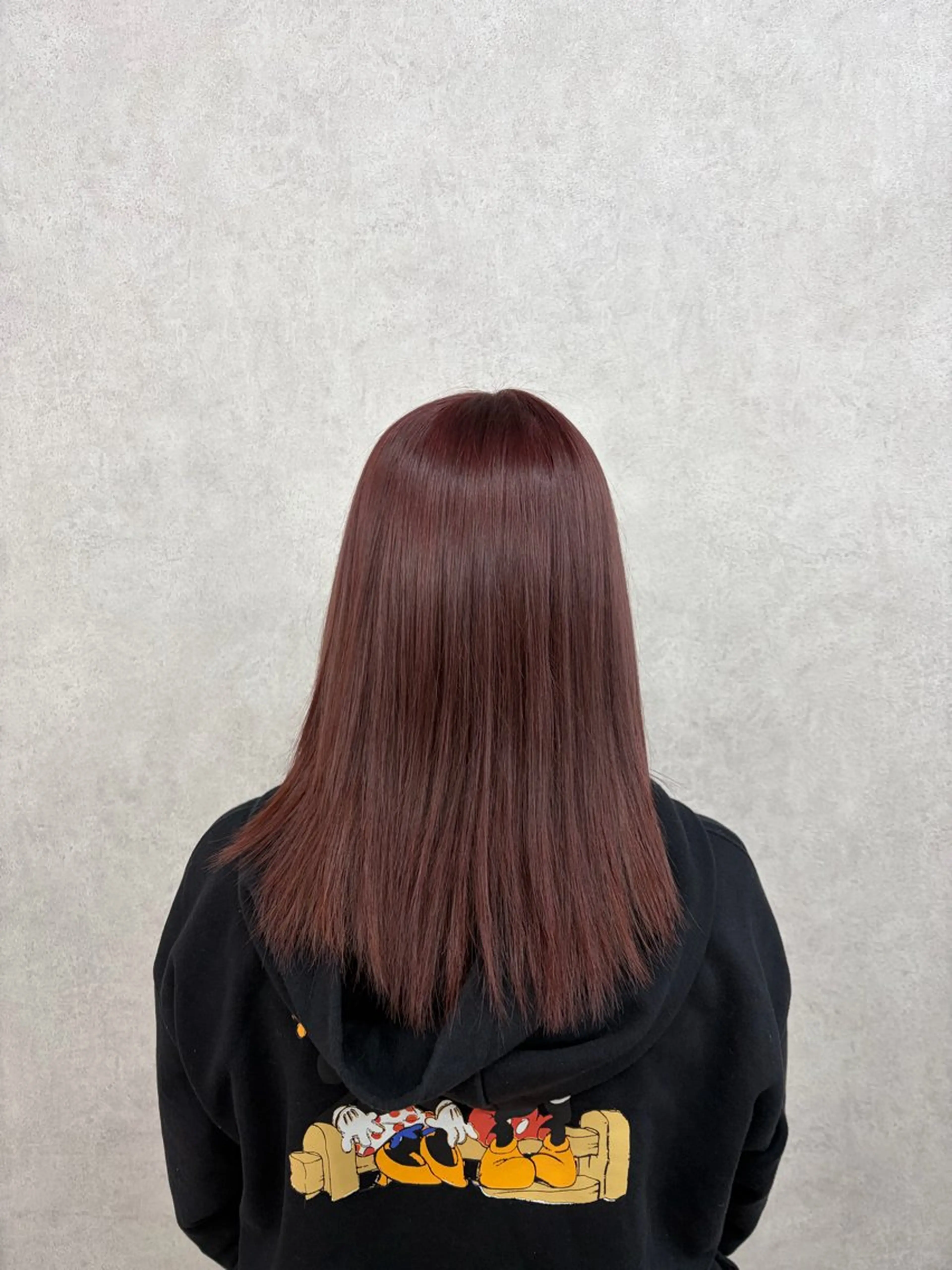 セミロング カラー ブリーチ カシス ダブルカラー 倉澤 愛理のヘアスタイル