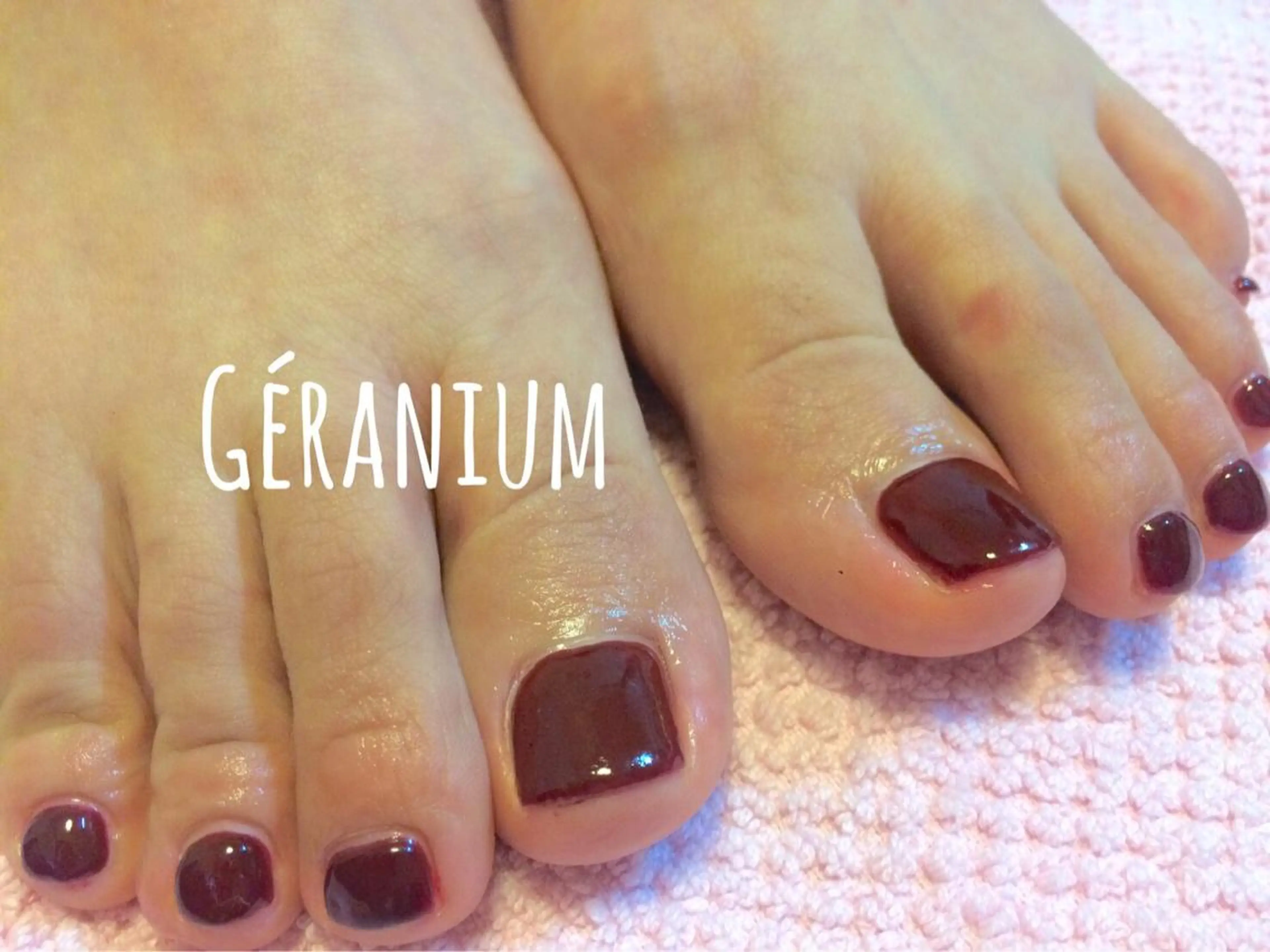 ネイル ボルドー フットネイル ワンカラーネイル GéRanium Harukaのネイルデザイン