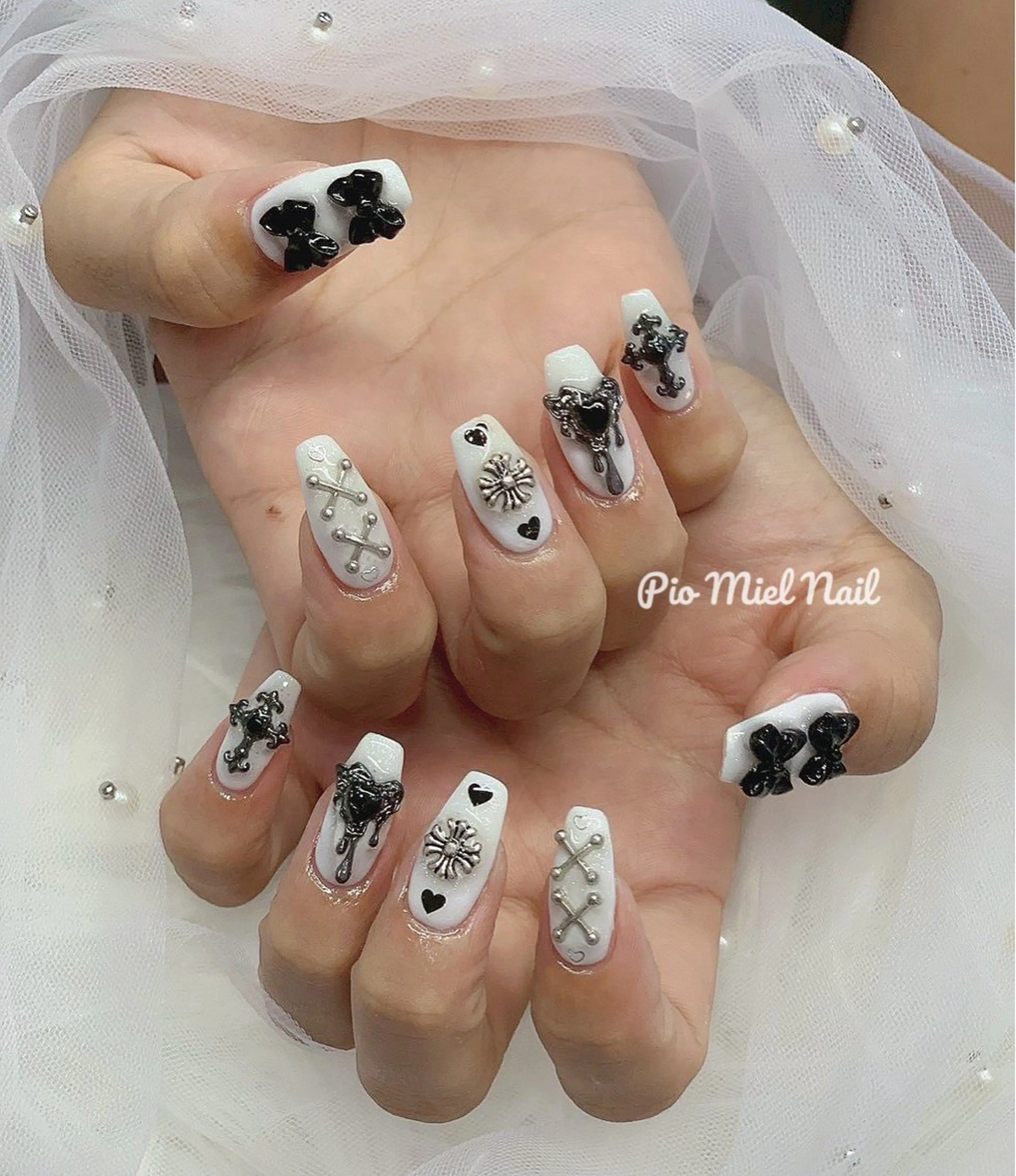 ネイル リボン シルバー ホワイト ハンドネイル momo 長さだしのネイルデザイン