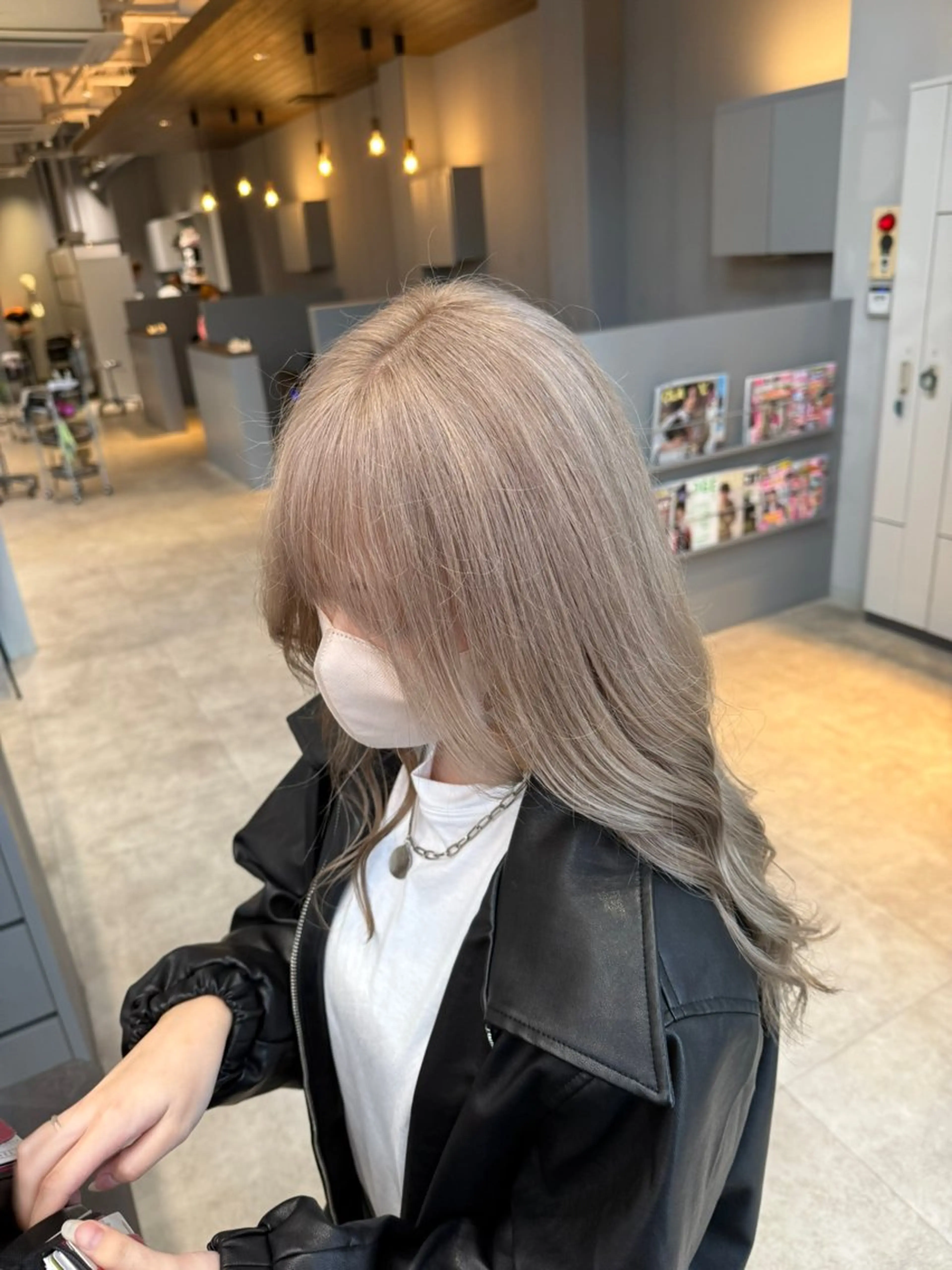 ロング カラー ベージュカラー ホワイトベージュ カット ヘアカラー エマ ピボット 中川店所属・富原崇太/切りっぱな しボブ/透明感カラーのヘアスタイル
