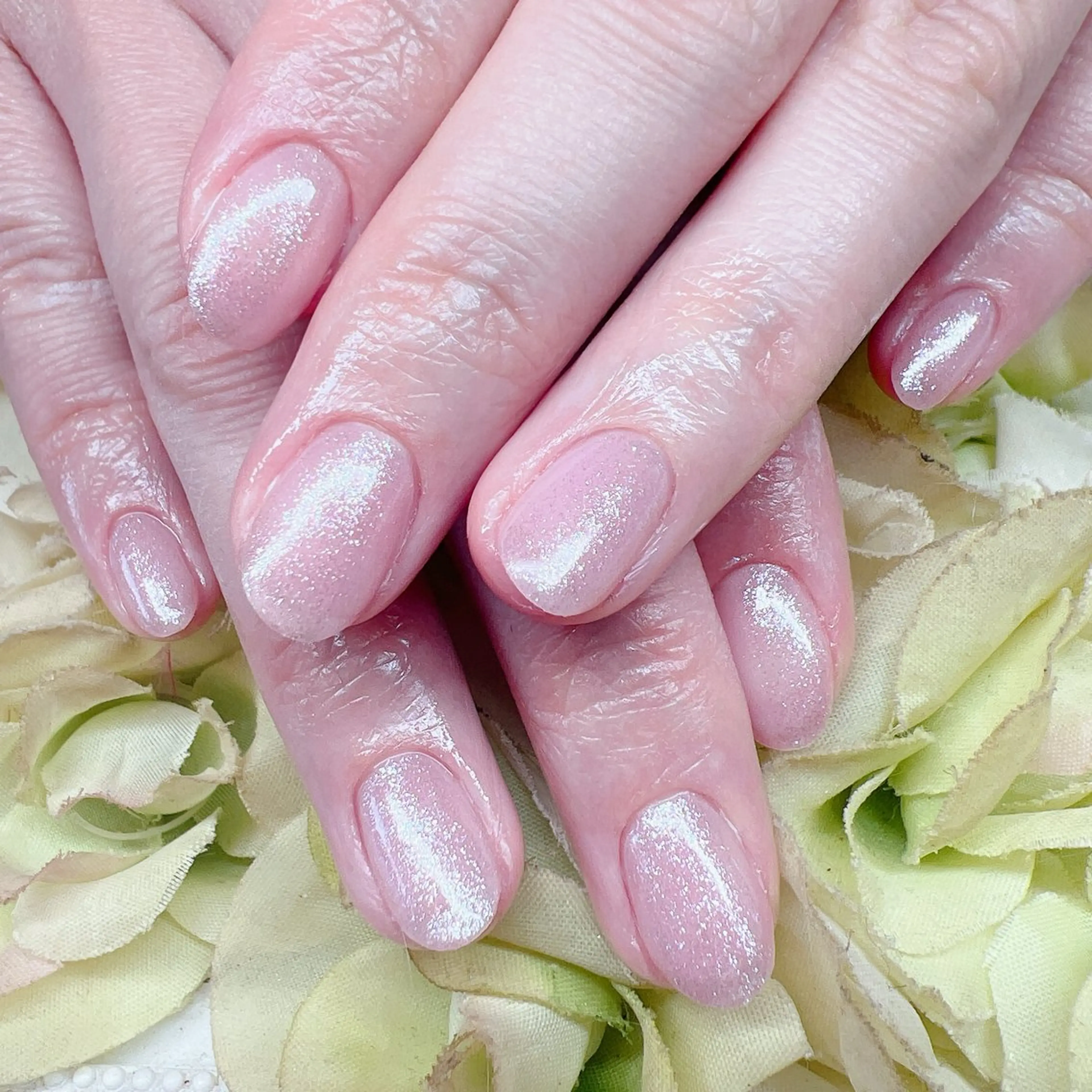 ネイル ラメ(グリッター) ピンク シルバー ホワイト ハンドネイル Maison de Bijou所属・マグ🧲等なんでも ワンカラー5660円のネイルデザイン
