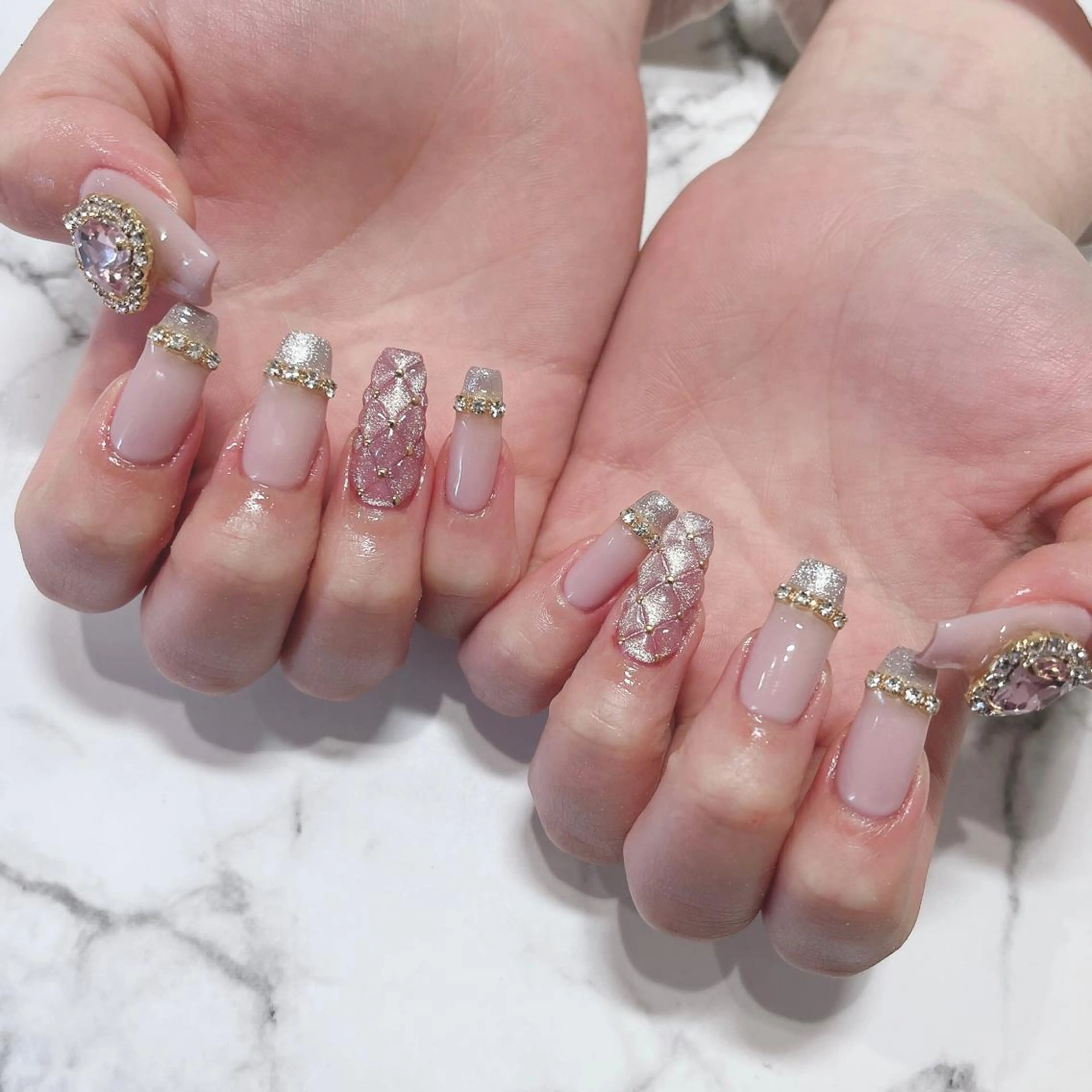 ネイル フットネイル フレンチネイル ジェルネイル ラメ(グリッター) ラメグラデーション ハンドネイル NEO Beauty Salon所属・𝐍𝐄𝐎 𝐉𝐔𝐑𝐈のネイルデザイン