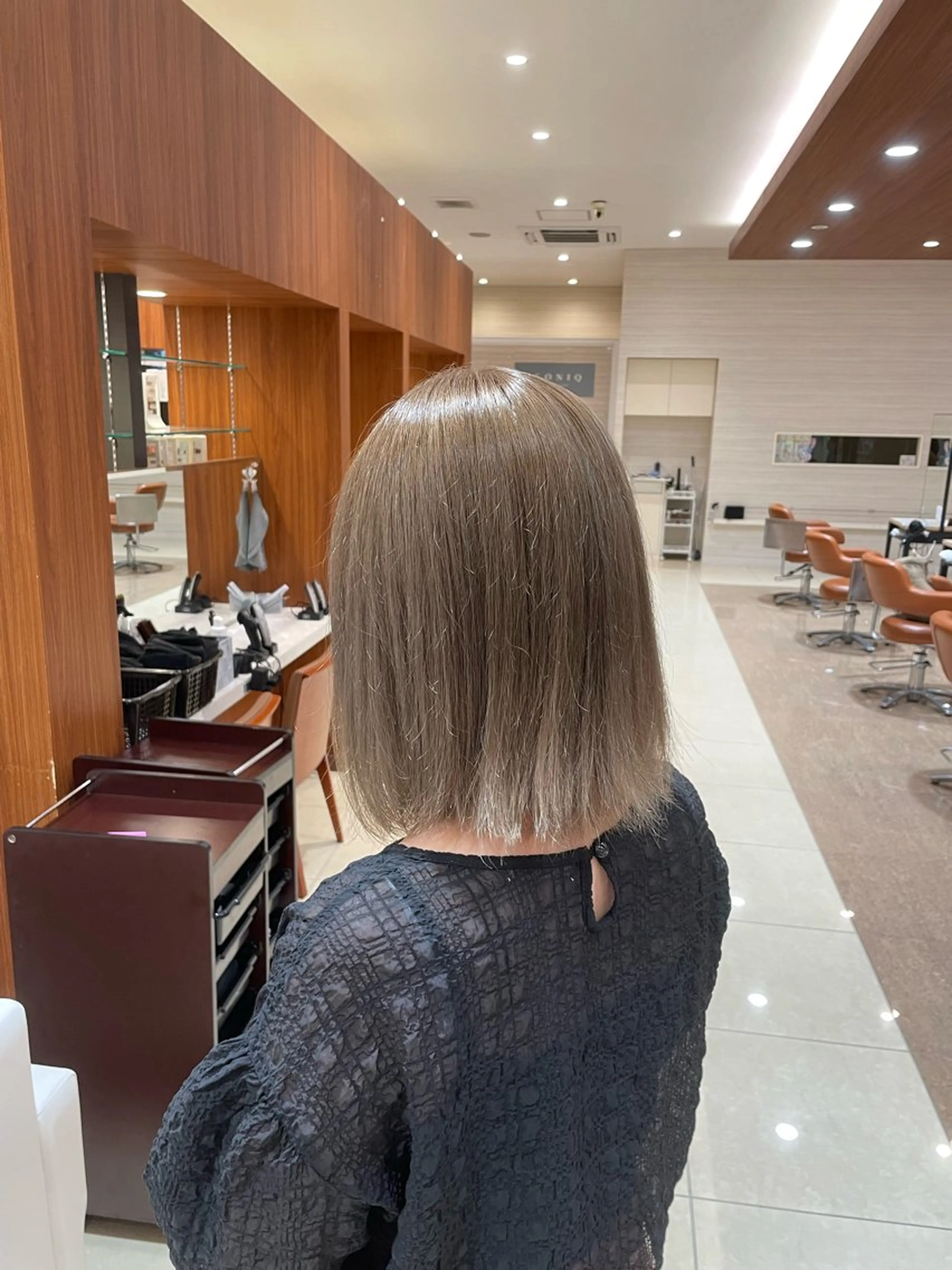 ミディアム 脱白髪染め白髪ぼかし TERA（寺崎）のヘアスタイル