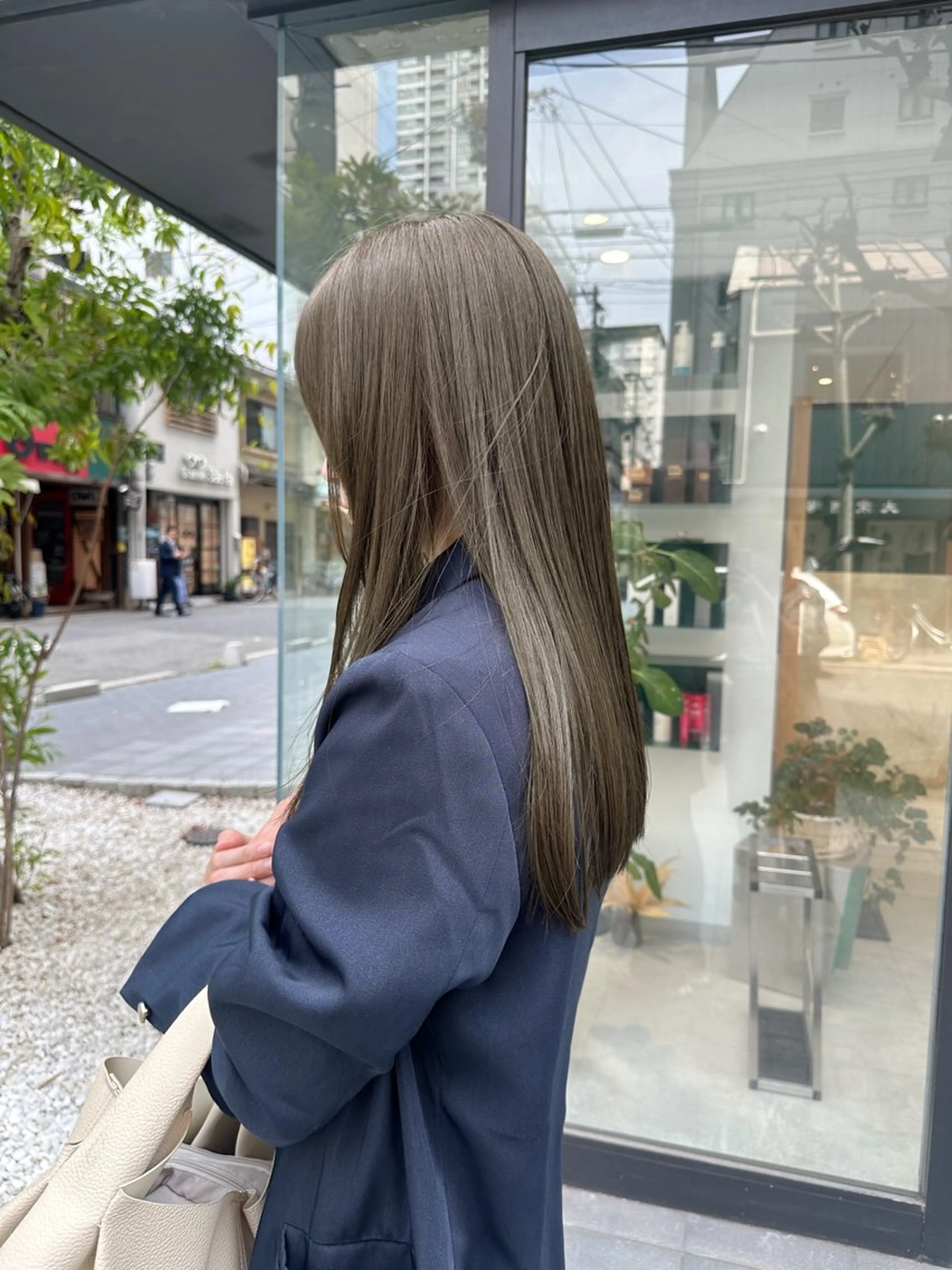 ロング カラー ブリーチ ブリーチなしカラー オリーブグレー カット ヘアカラー トリートメント M所属・ハイトーン/透け感 カラー🎀真香のヘアスタイル