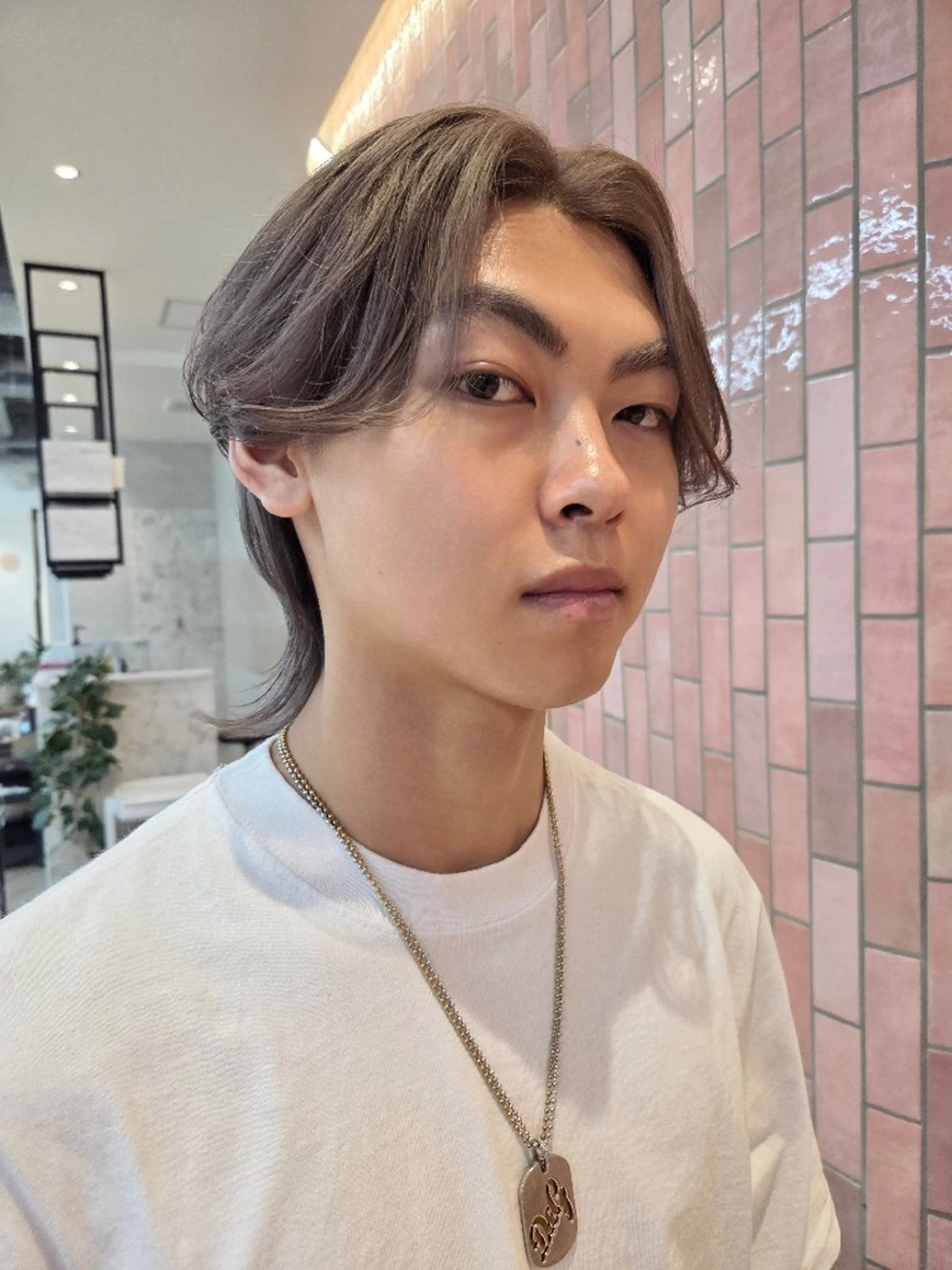 メンズ カラー メンズウルフカット グレージュ ウルフカット メンズ ヘアメイク  ハイトーン キャロのヘアスタイル