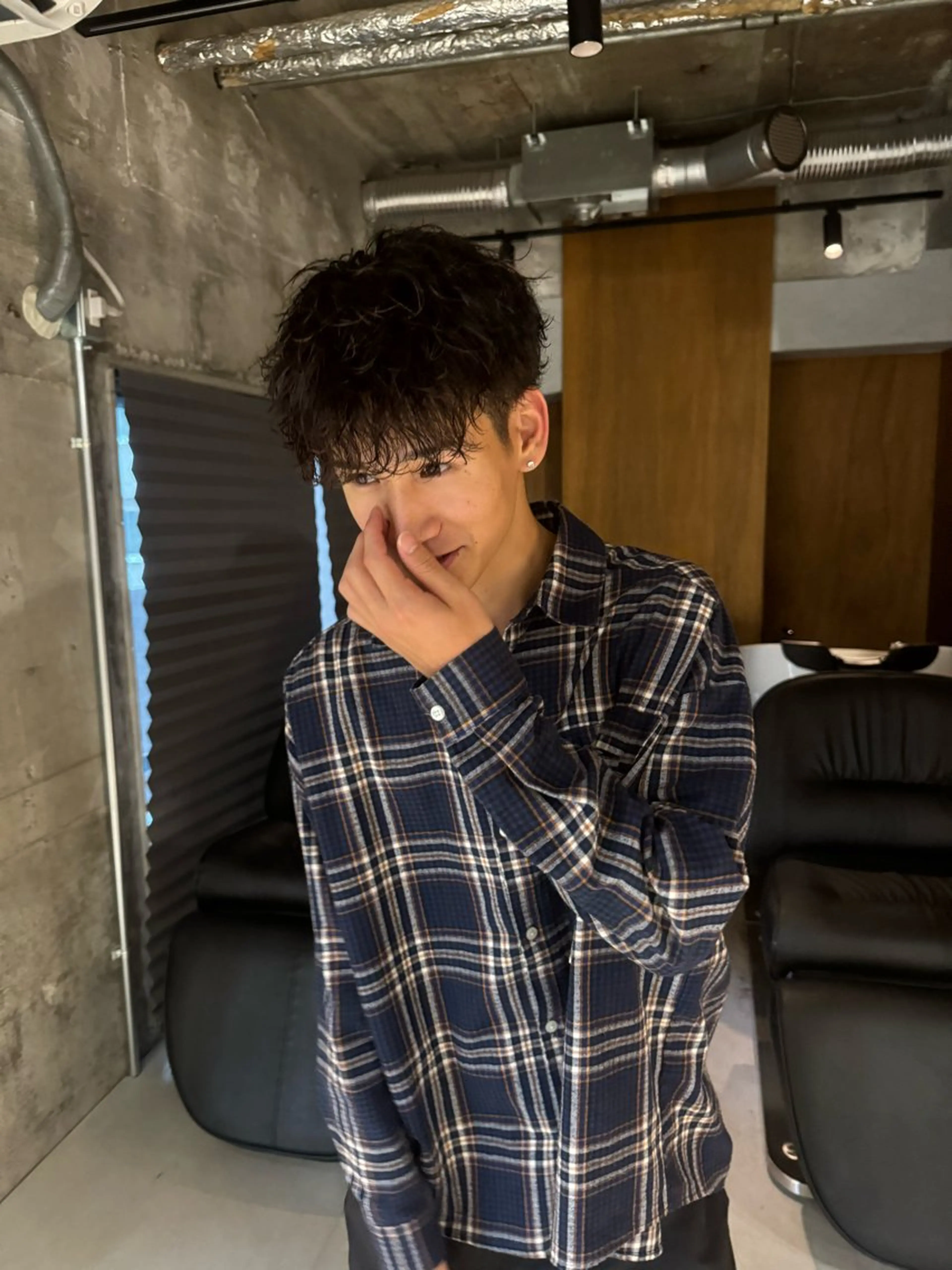 ミディアム カラー パーマ ヘアアレンジ メンズ ミディアムパーマ メンズバレイヤージュ メンズブリーチ センターパート フェザーパーマ カット パーマ メンズ特化 しゅうへいのヘアスタイル