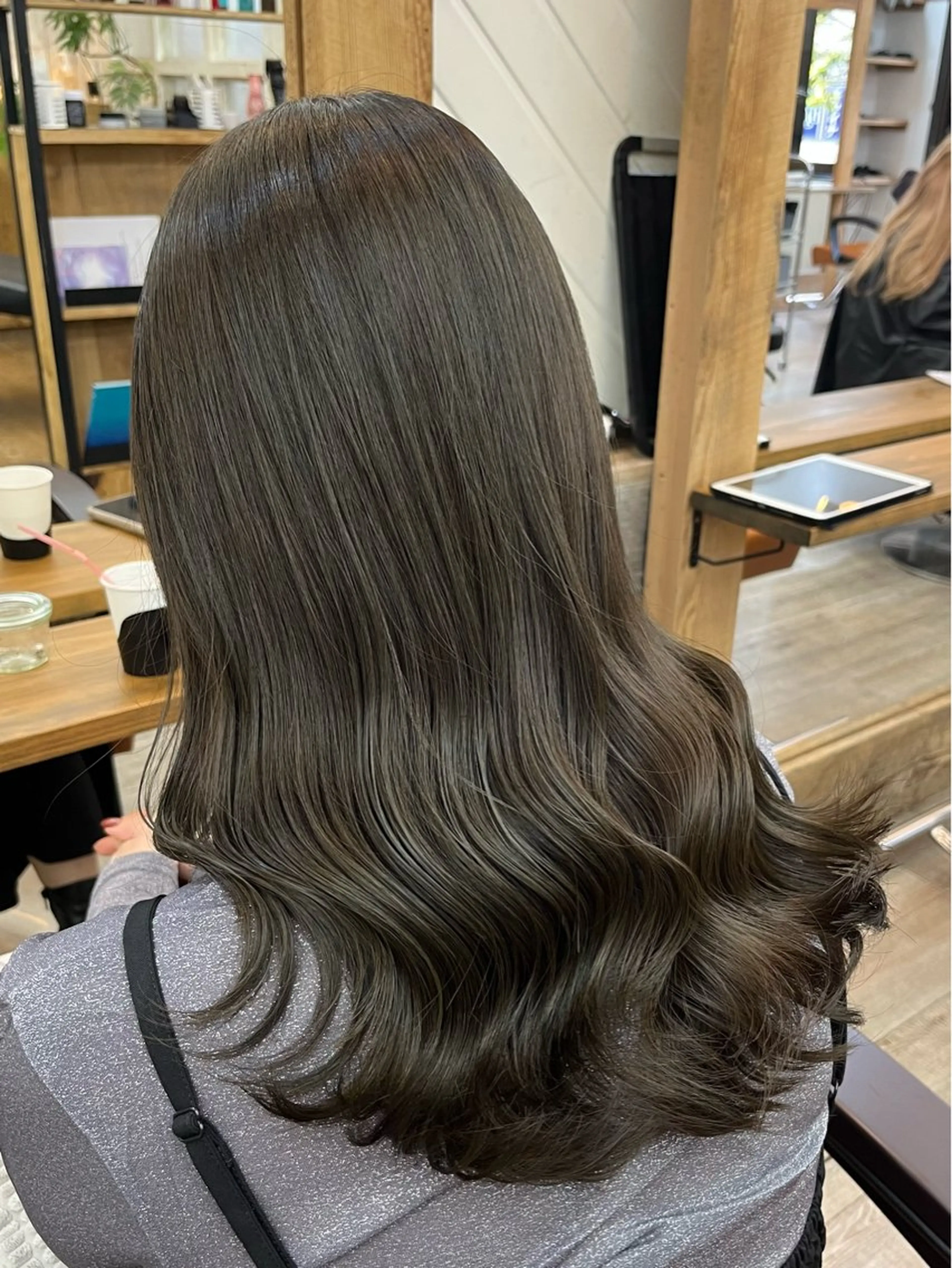 セミロング カラー ブリーチ ブラウンカラー ブリーチなしカラー オリーブブラウン 🦋レイヤー職人 猪瀬玲奈🦋のヘアスタイル