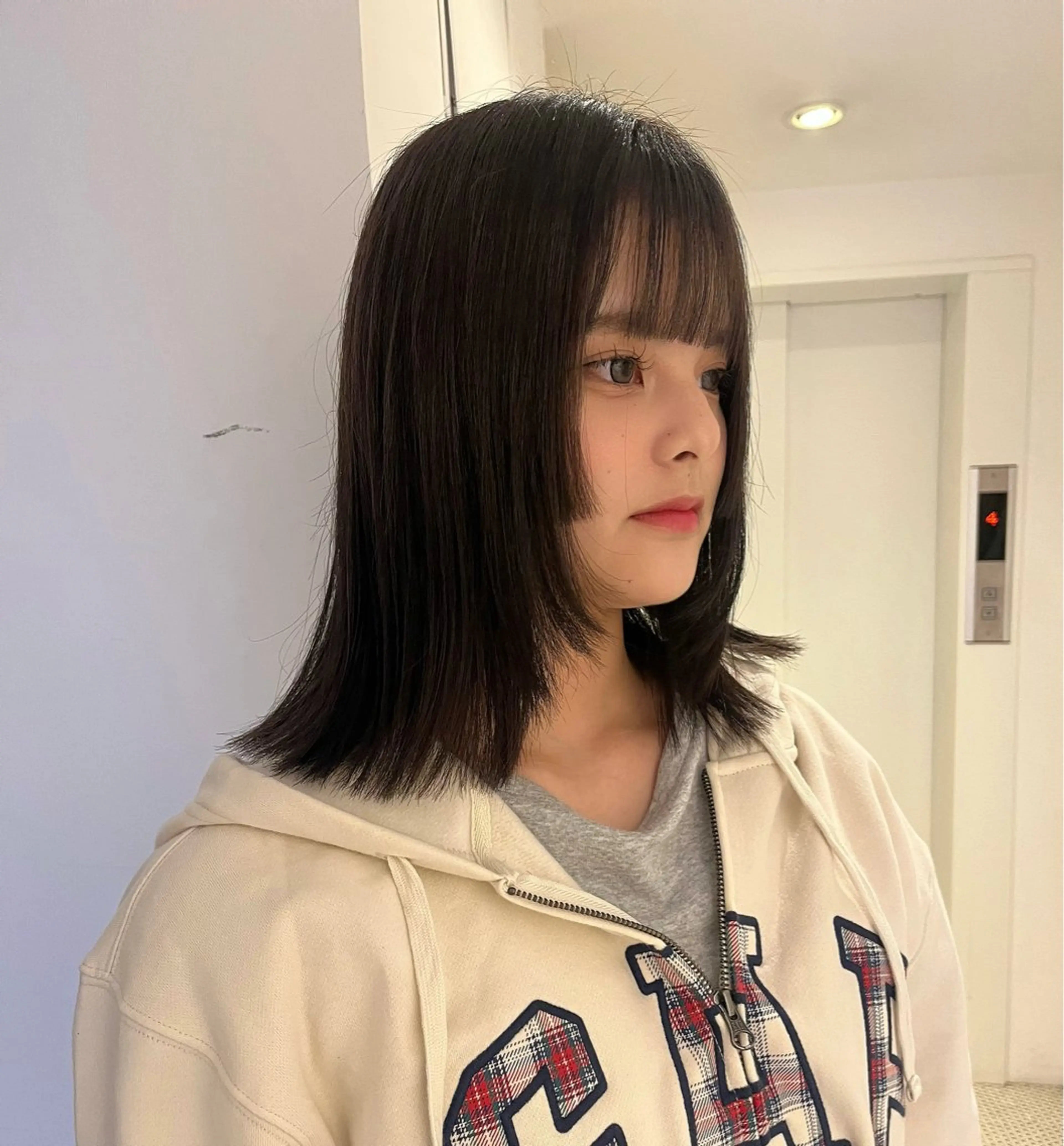 ミディアム カット ヘアカラー トリートメント あやか/ベージュ /透け感カラーのヘアスタイル