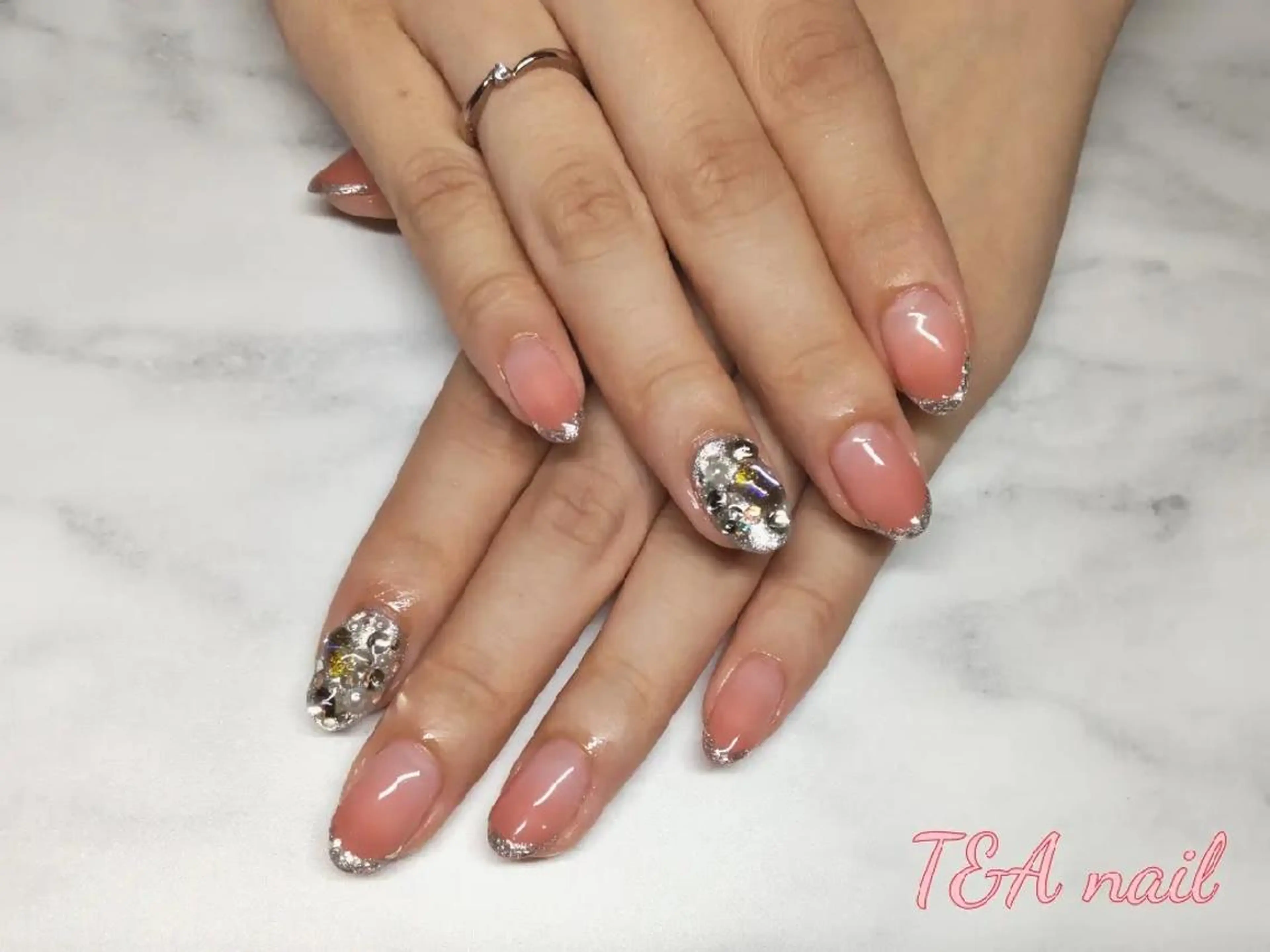 ミディアム ネイル 長さ出し フレンチネイル ジェルネイル ガラスフレンチ キラキラネイル ハンドネイル T&A nailのネイルデザイン