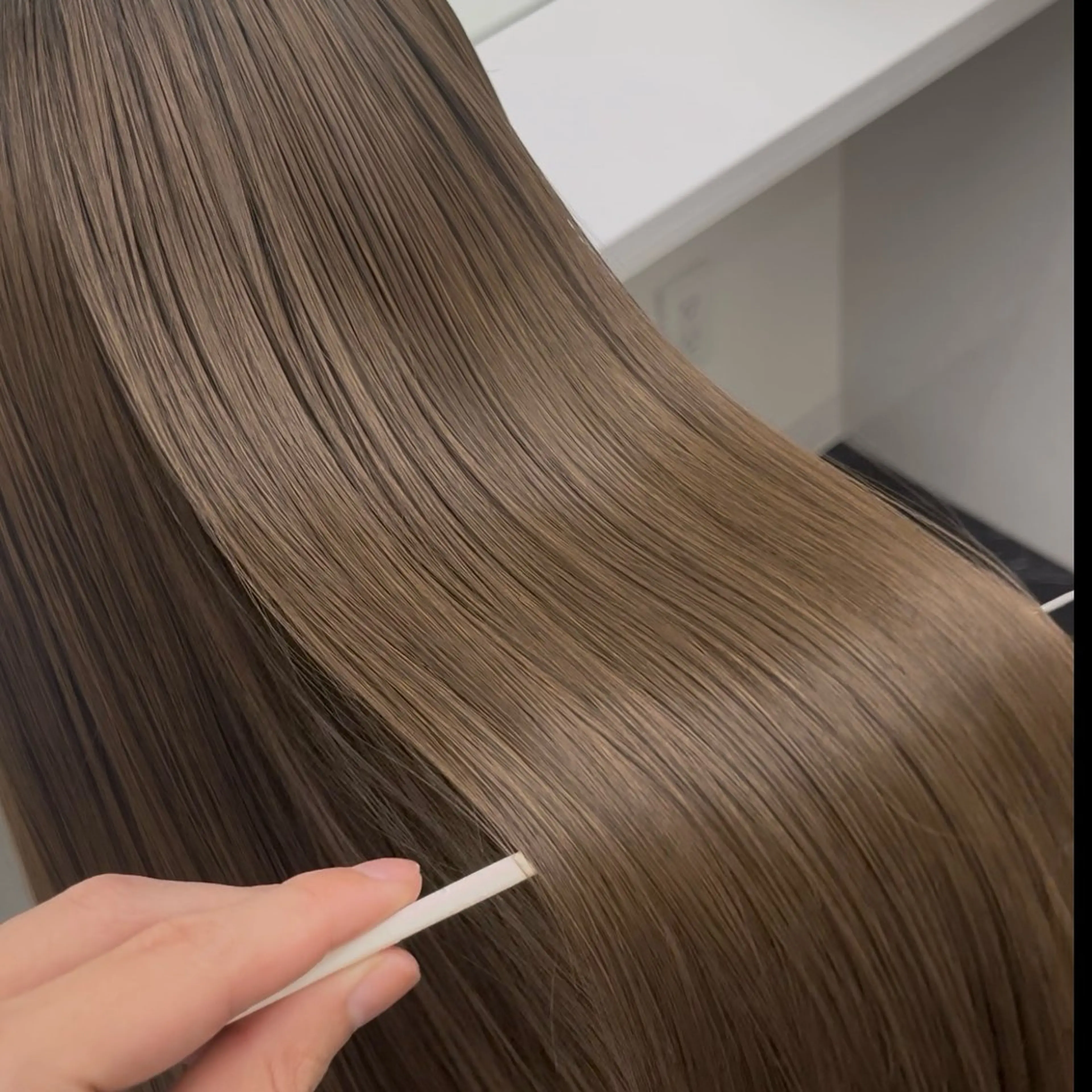 セミロング カラー アッシュ ベージュカラー ブリーチ ブルーカラー ブルーアッシュ カット ヘアカラー トリートメント ハイトーン/ 髪質改善/上質艶髪のヘアスタイル