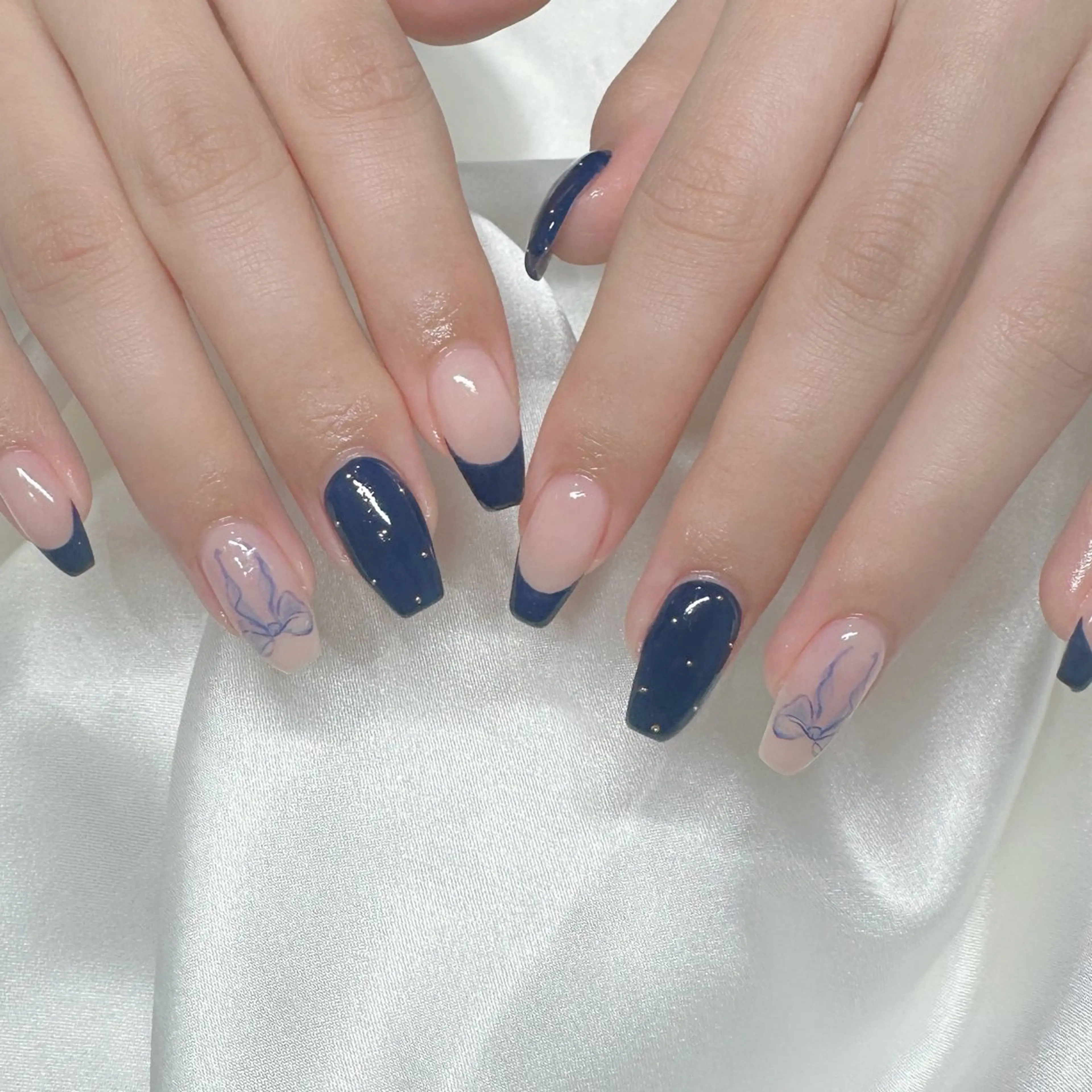 ネイル ドット フレンチネイル 韓国ネイル ネイビー リボン ハンドネイル L'oeillet所属・L'oeillet HIBIKIのネイルデザイン