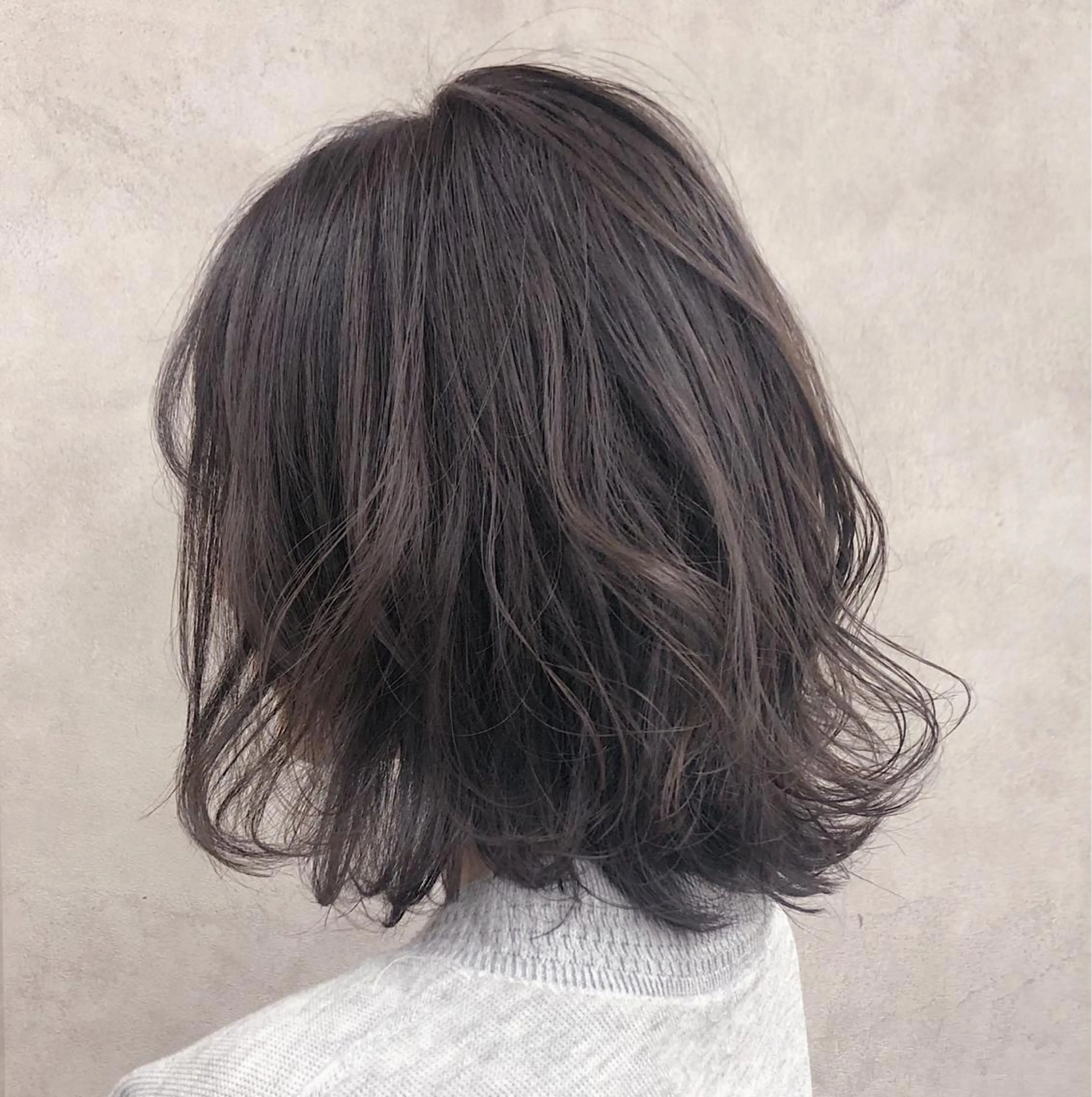 ミディアム カラー アッシュ アッシュグレー ブリーチ ブリーチなしカラー ヘアカラー トリートメント ヘアセット 柔らかbeige モトキのヘアスタイル