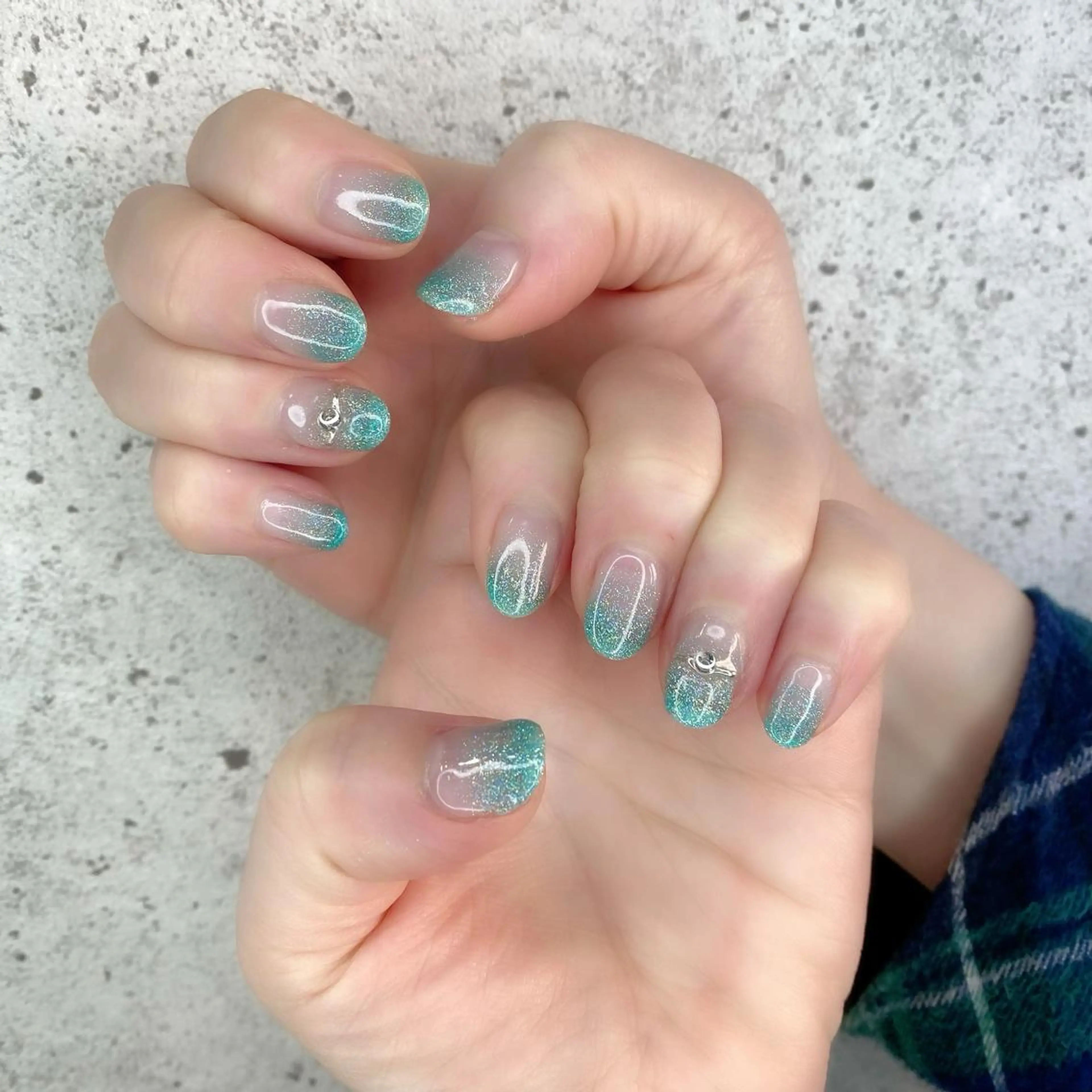 ミディアム カラー パーマ ヘアアレンジ メンズ キッズ ネイル マツエク・マツパ アイブロウ グラデーションカラー グラデーション グリーン ラメ(グリッター) ラメグラデーション ハンドネイル Salon Kのネイルデザイン