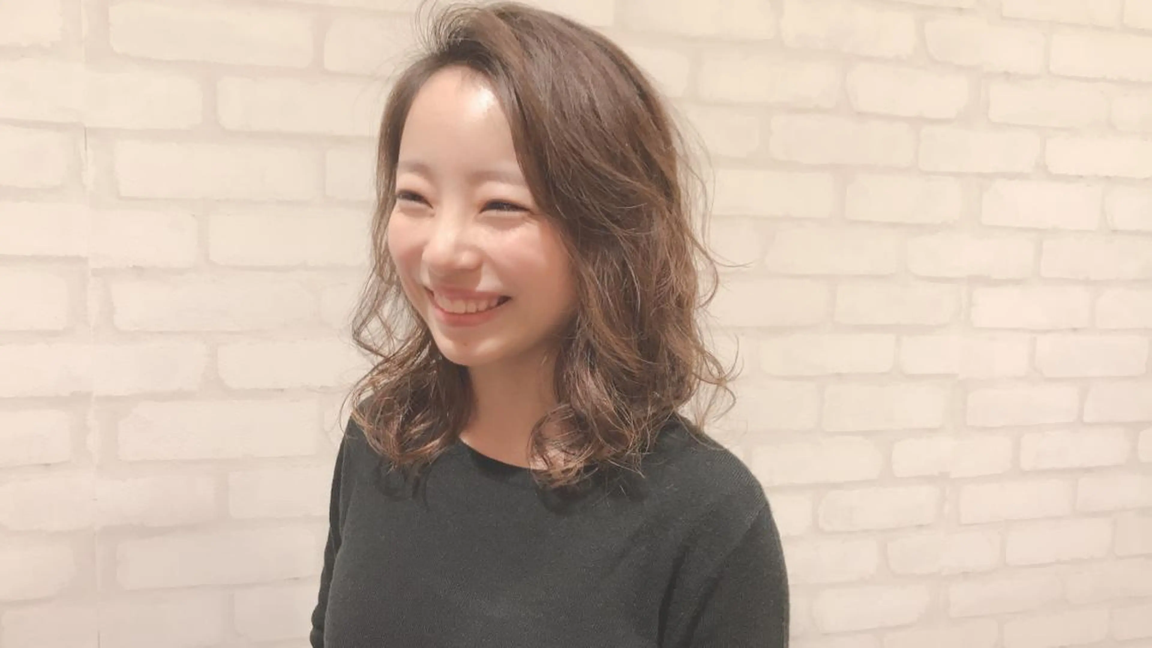 ミディアム パーマ 進 詩織のヘアスタイル