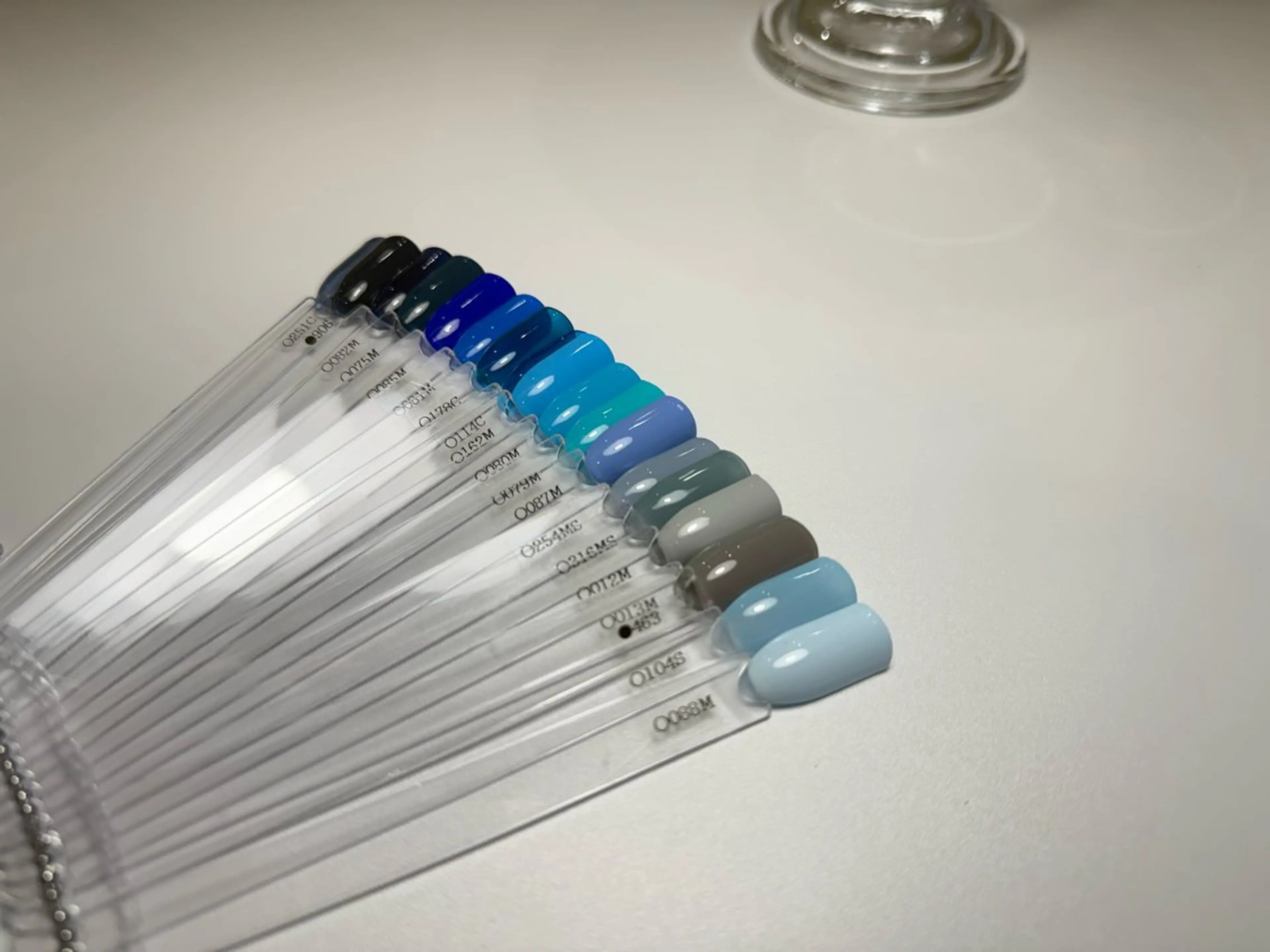 ネイル ブルー ネイビー ハンドネイル Plus Ewalu / mihiroのネイルデザイン