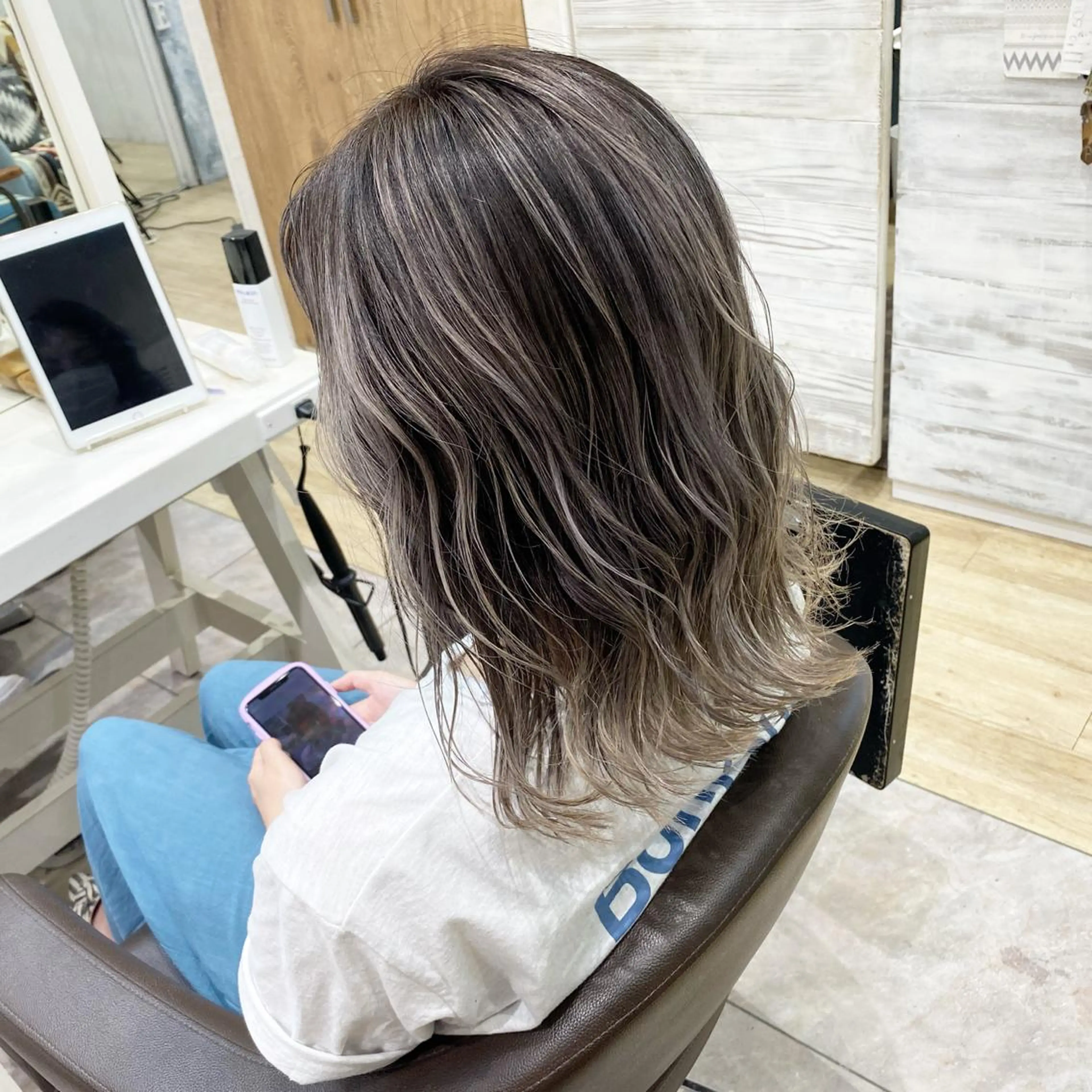 ミディアム カラー バレイヤージュ ベージュカラー シルバー シルバーベージュ レイヤーカット ヘアカラー ブリーチカラーレイヤ ーカット🦋annaのヘアスタイル