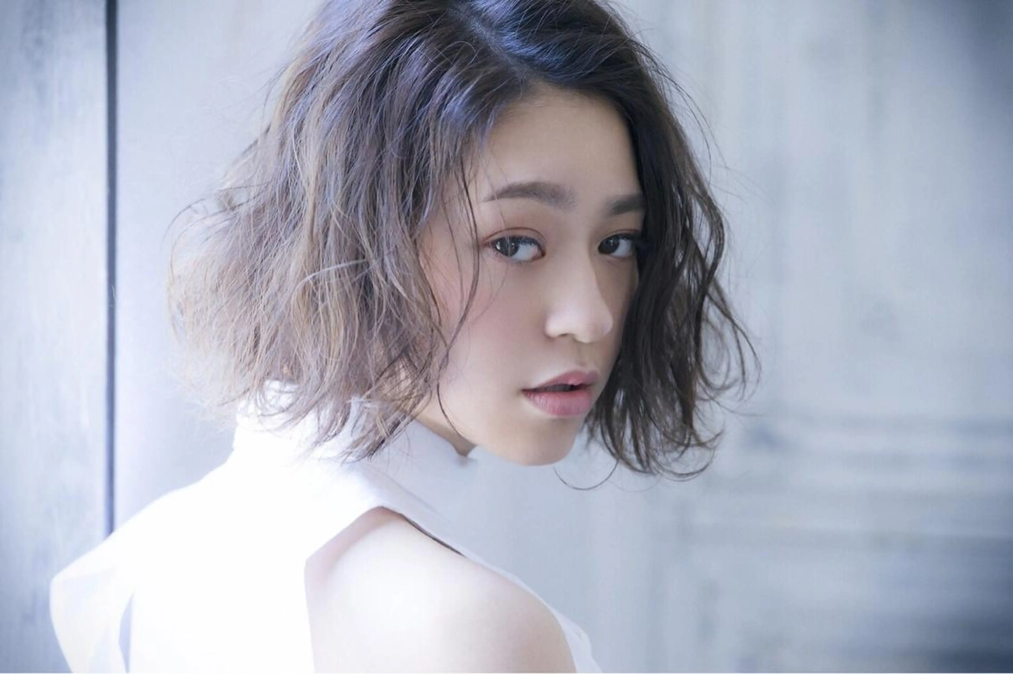 ミディアム カラー パーマ ブルーカラー ブルージュ 透明感カラー イルミナカラー 奥田 千尋のヘアスタイル