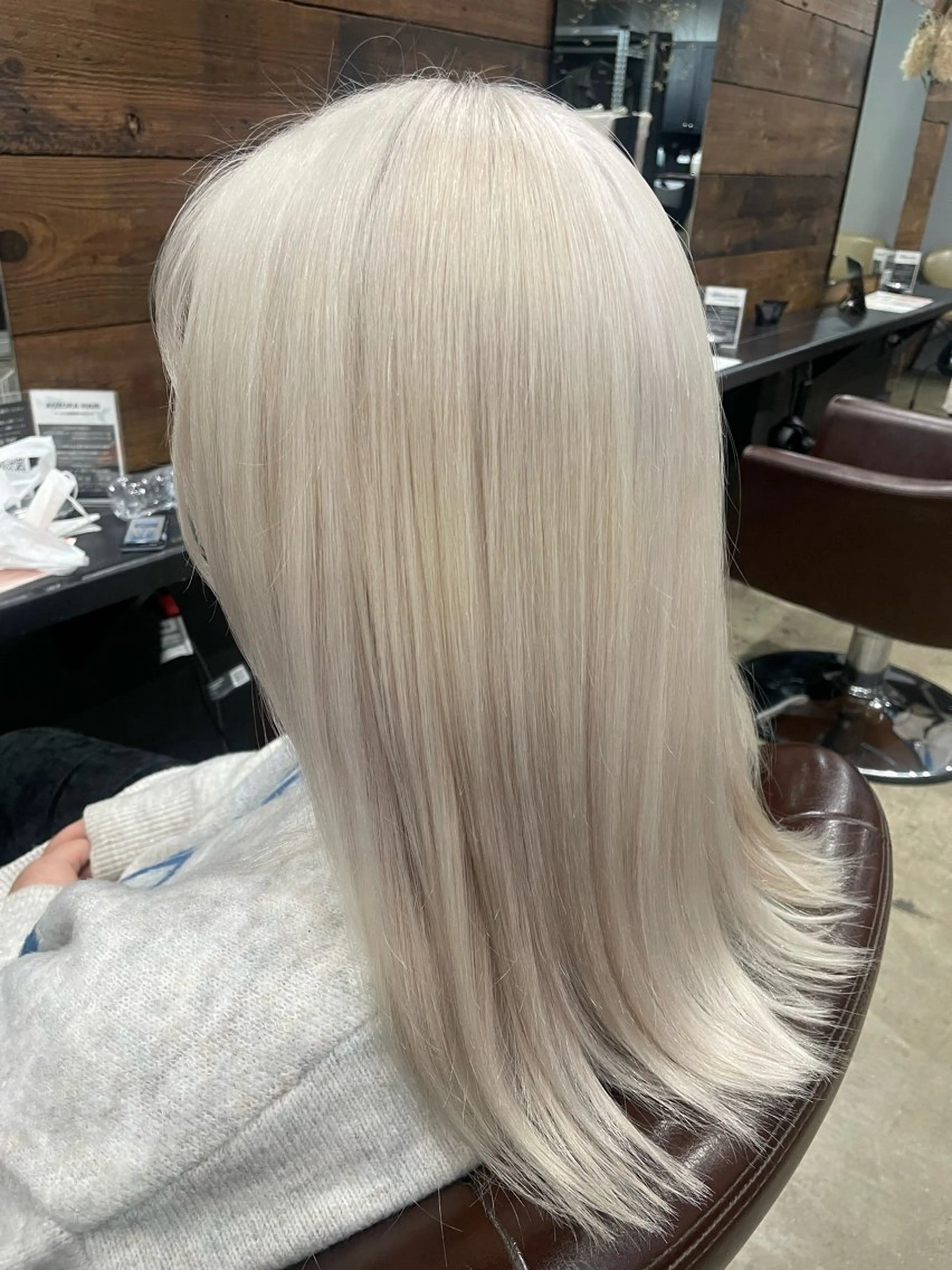 セミロング カラー 抜きっぱなしブロンド ブロンド ホワイトブロンド 川辺 朱莉のヘアスタイル