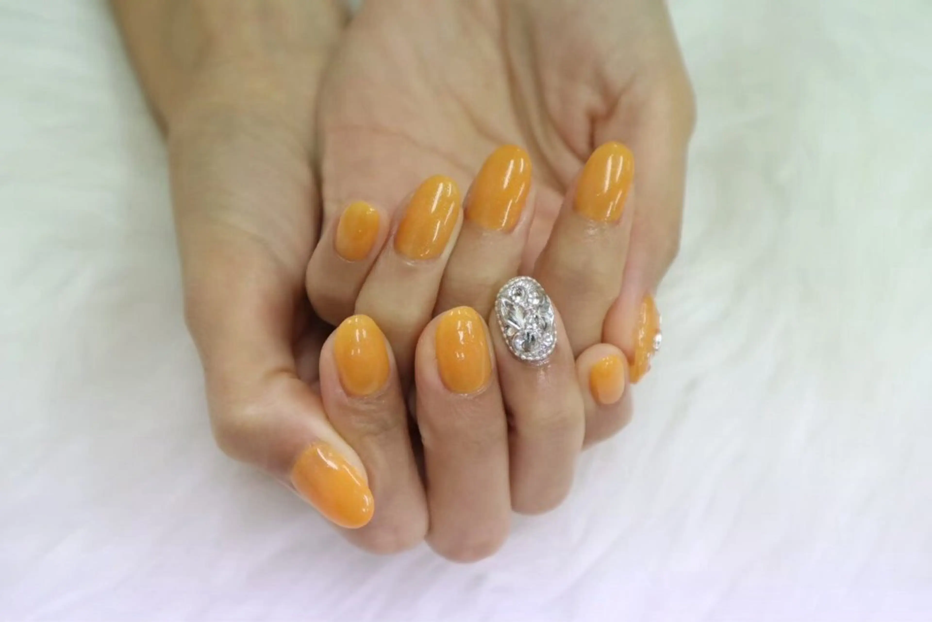 ネイル オレンジ カラーズビューティサロン所属・ツノスエアヤカ ／つののネイルデザイン