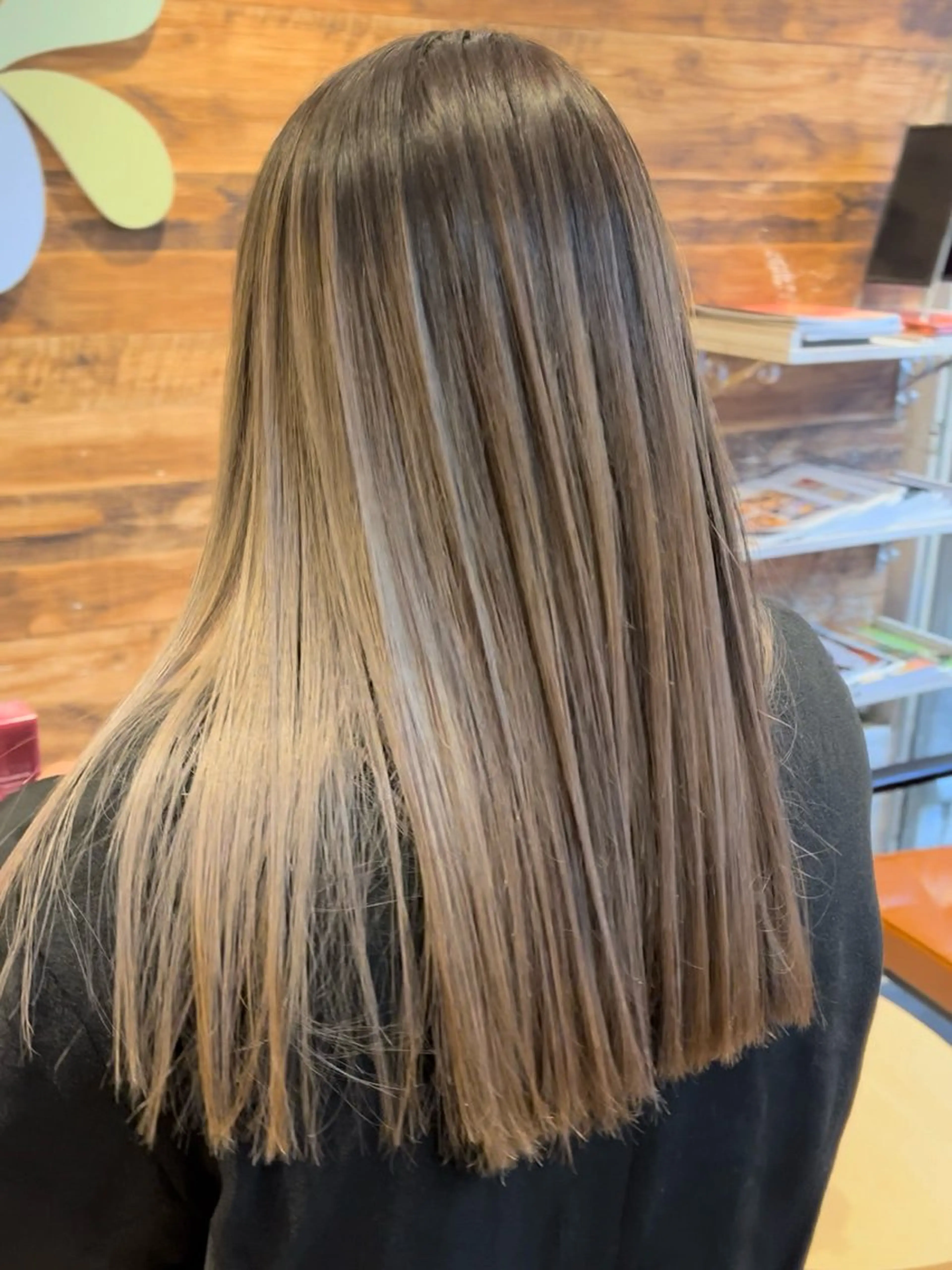 ロング カラー バレイヤージュ ブリーチ レイヤーカット 乕谷 美潮のヘアスタイル