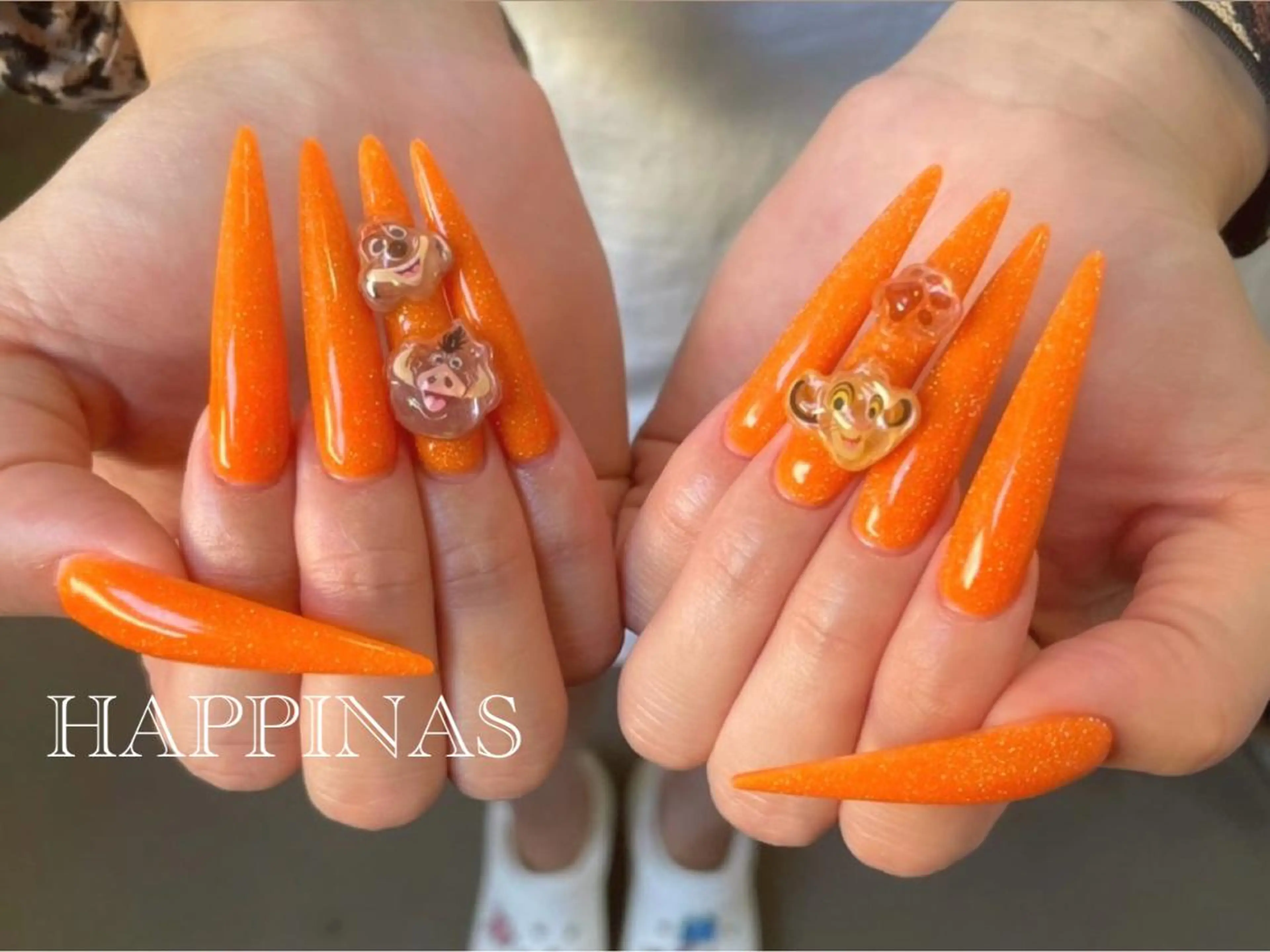 ネイル フラッシュネイル キラキラネイル ロングネイル オレンジ スカルプネイル ハンドネイル HAPPINAS COCONAのネイルデザイン