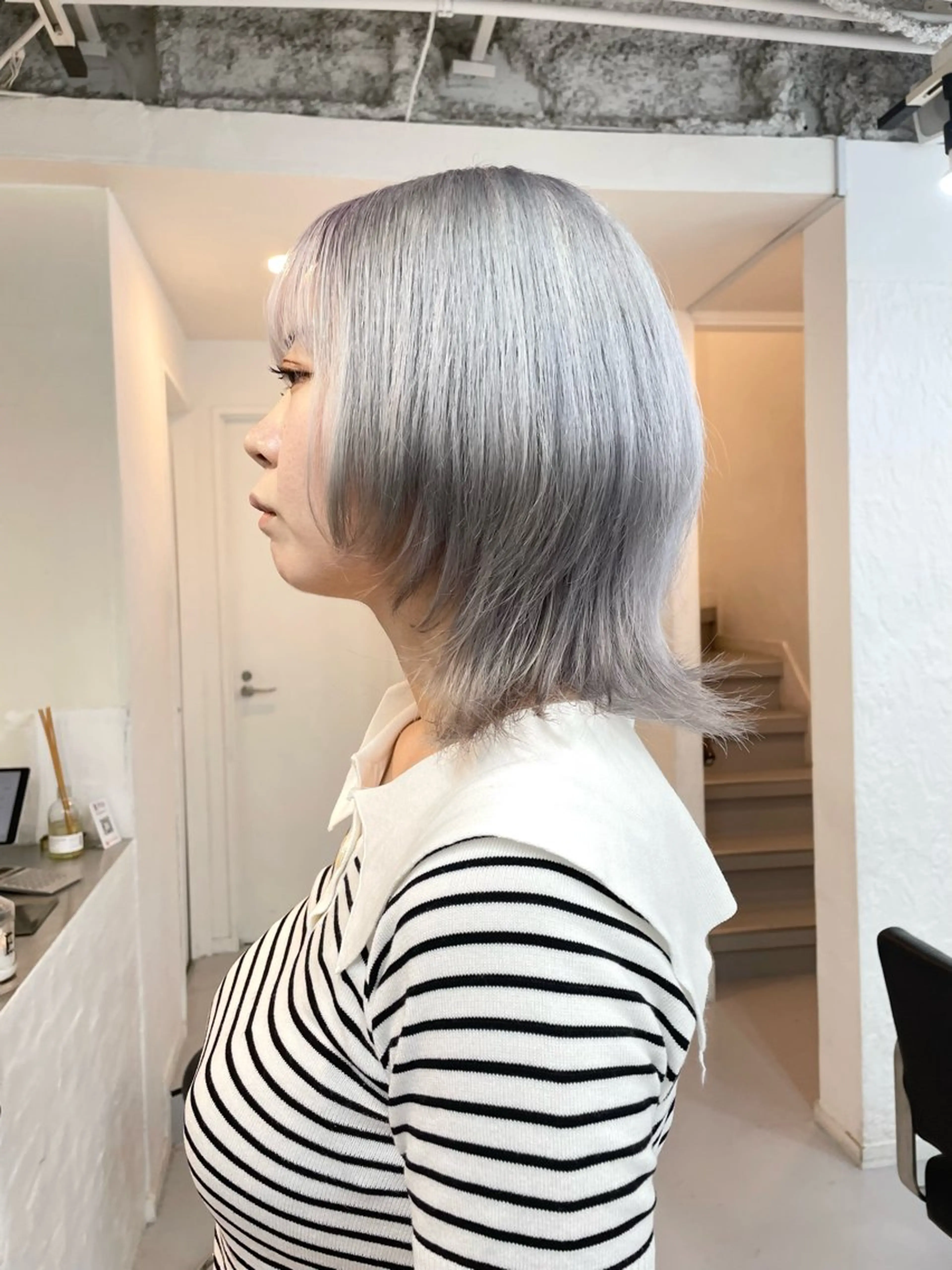 ミディアム カラー ハイトーンカラー シルバー ホワイトシルバー ウルフカット ブロンド・ハイトーン ／遠藤将太のヘアスタイル