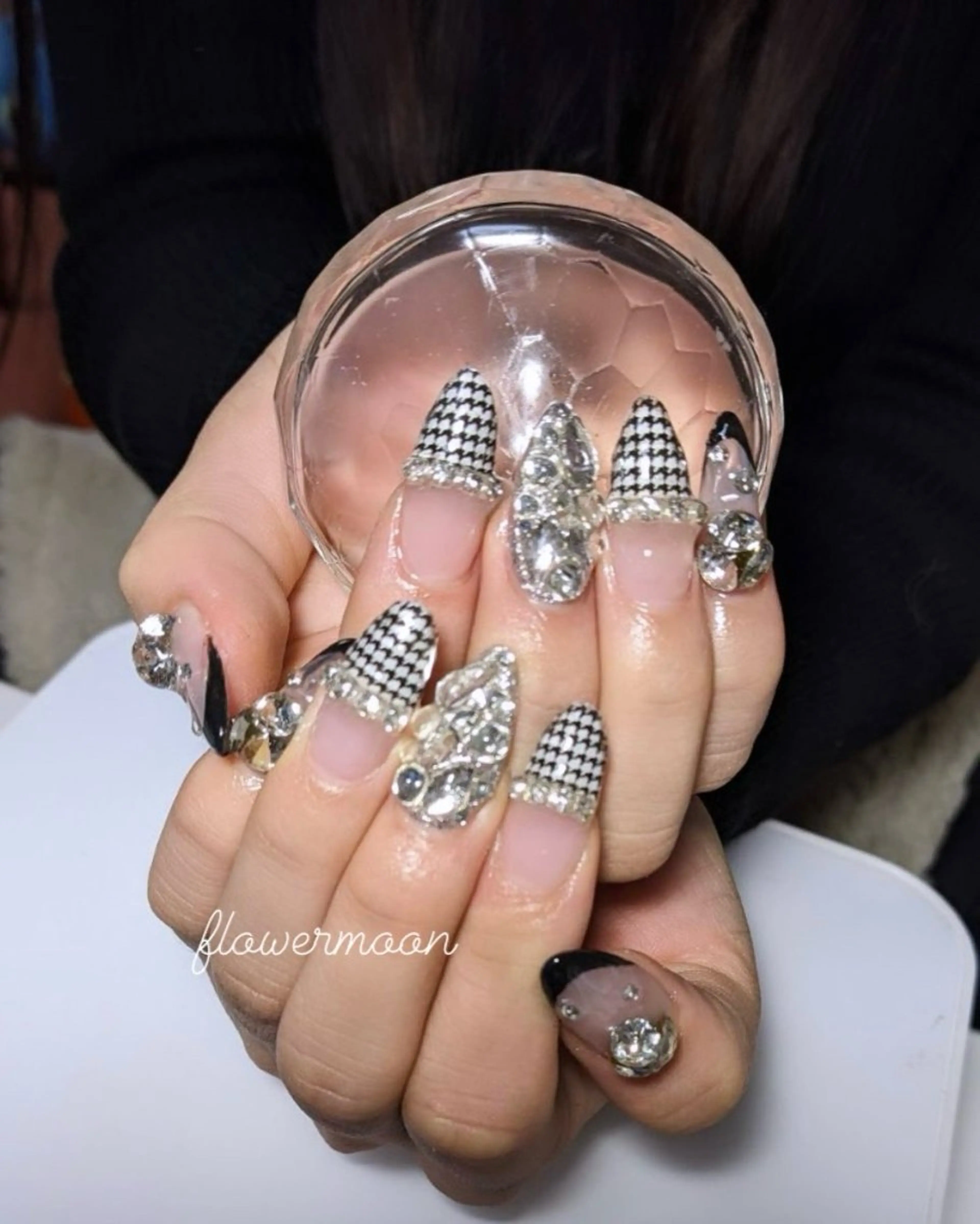 ネイル フレンチネイル フラワー ムーンのネイルデザイン