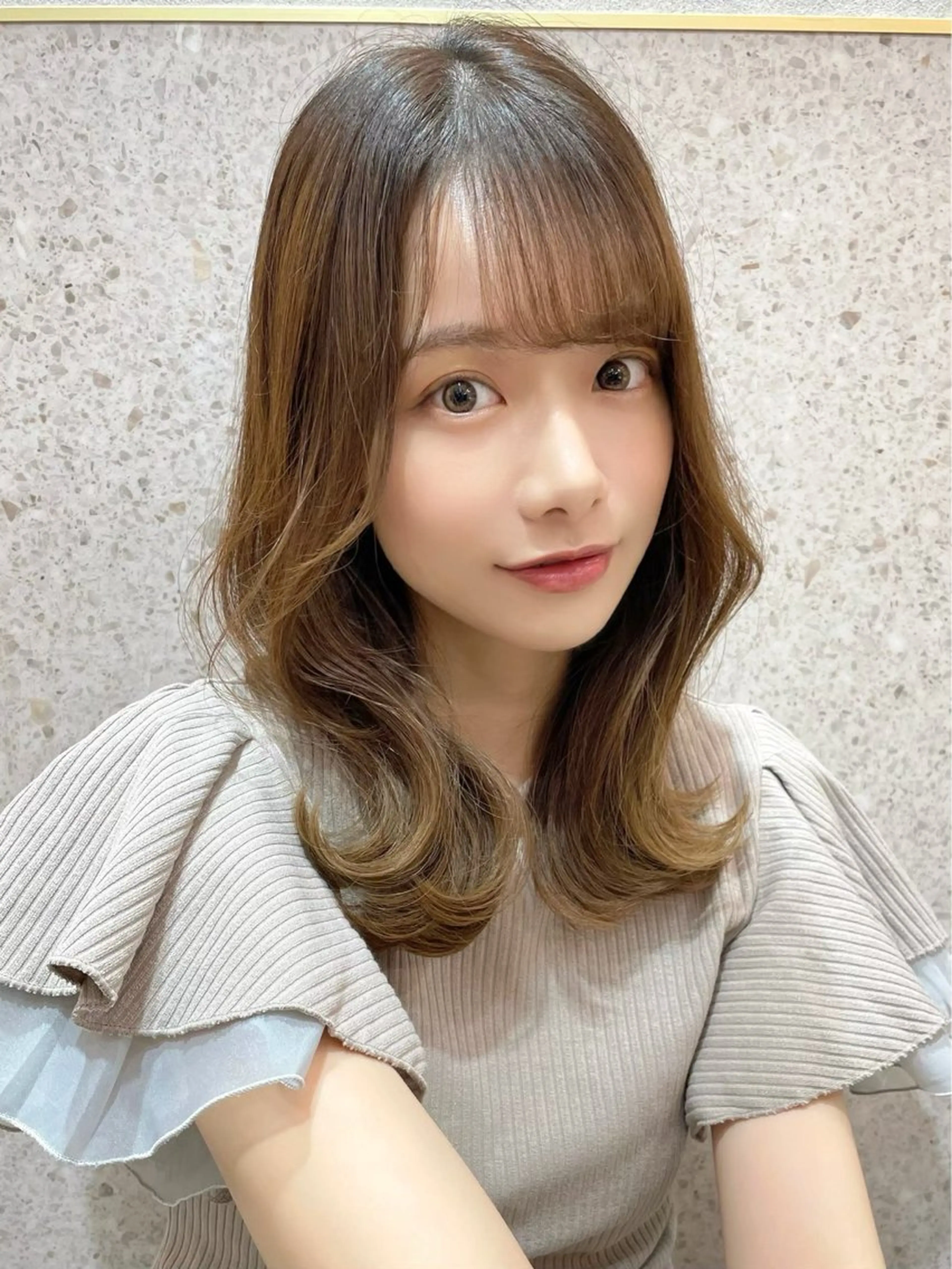 ミディアム カラー ミディアムレイヤー ベージュカラー フォギーベージュ くびれヘア レイヤーカット カット ヘアカラー トリートメント 新宿/韓国レイヤー/ 顔周りカット松本美晴のヘアスタイル