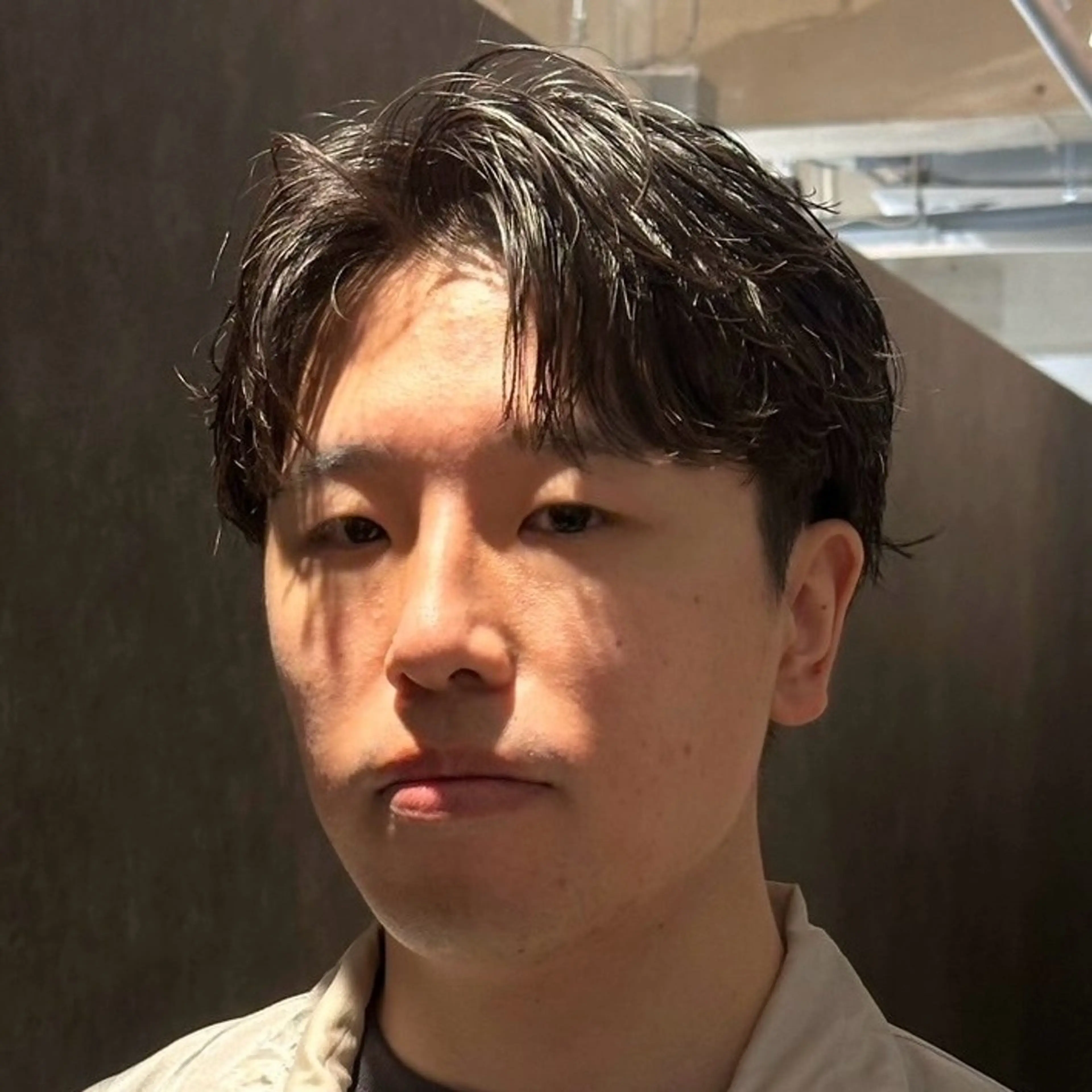 ショート パーマ メンズ メンズブリーチ センターパート フェードカット フェザーパーマ メンズハイライト 金山駅前メンズカット モデル募集 青島永透のヘアスタイル