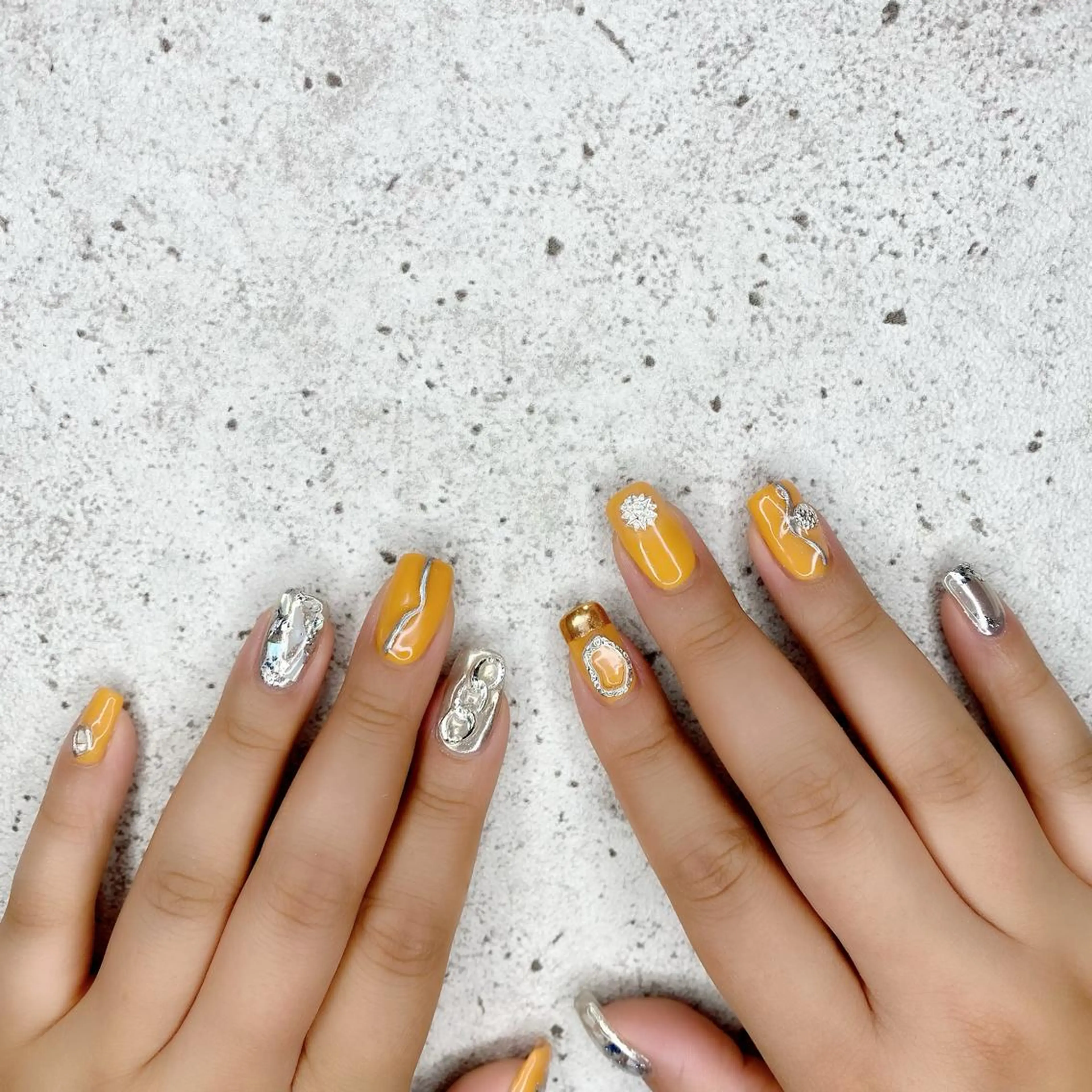 セミロング カラー パーマ ヘアアレンジ メンズ キッズ ネイル マツエク・マツパ シルバー アートネイル ニュアンスネイル シルバー ニュアンスパーマ ハンドネイル Salon Kのネイルデザイン