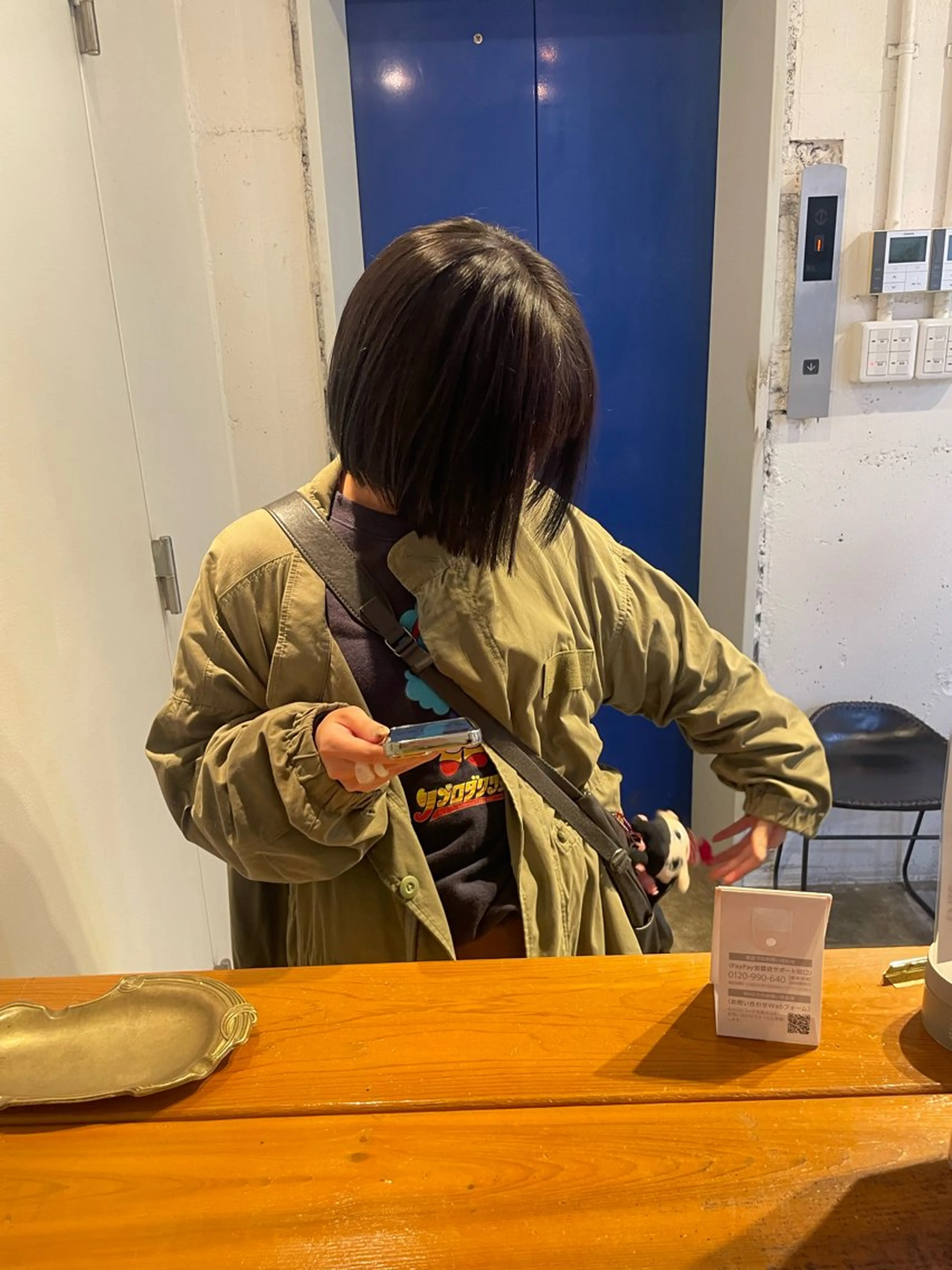 ショート カラー 黒髪 ブルーカラー ブルーブラック ボブ カット ヘアカラー トリートメント MIOベージュカラー 柔らかいカラーのヘアスタイル