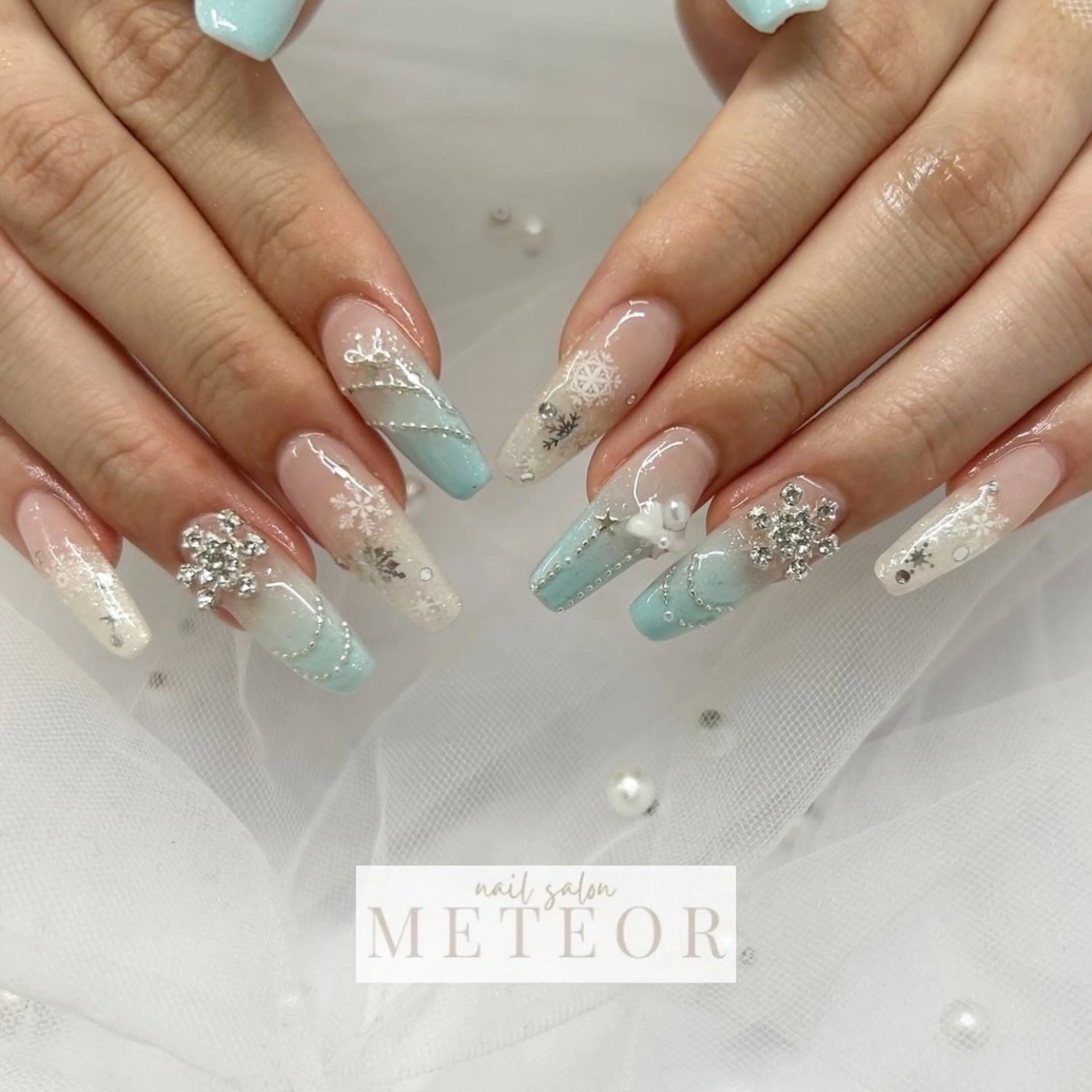 ネイル グラデーション キラキラネイル ロングネイル ワンホンネイル 冬ネイル ハンドネイル nailsalon meteor所属・METEOR💫 staffのネイルデザイン