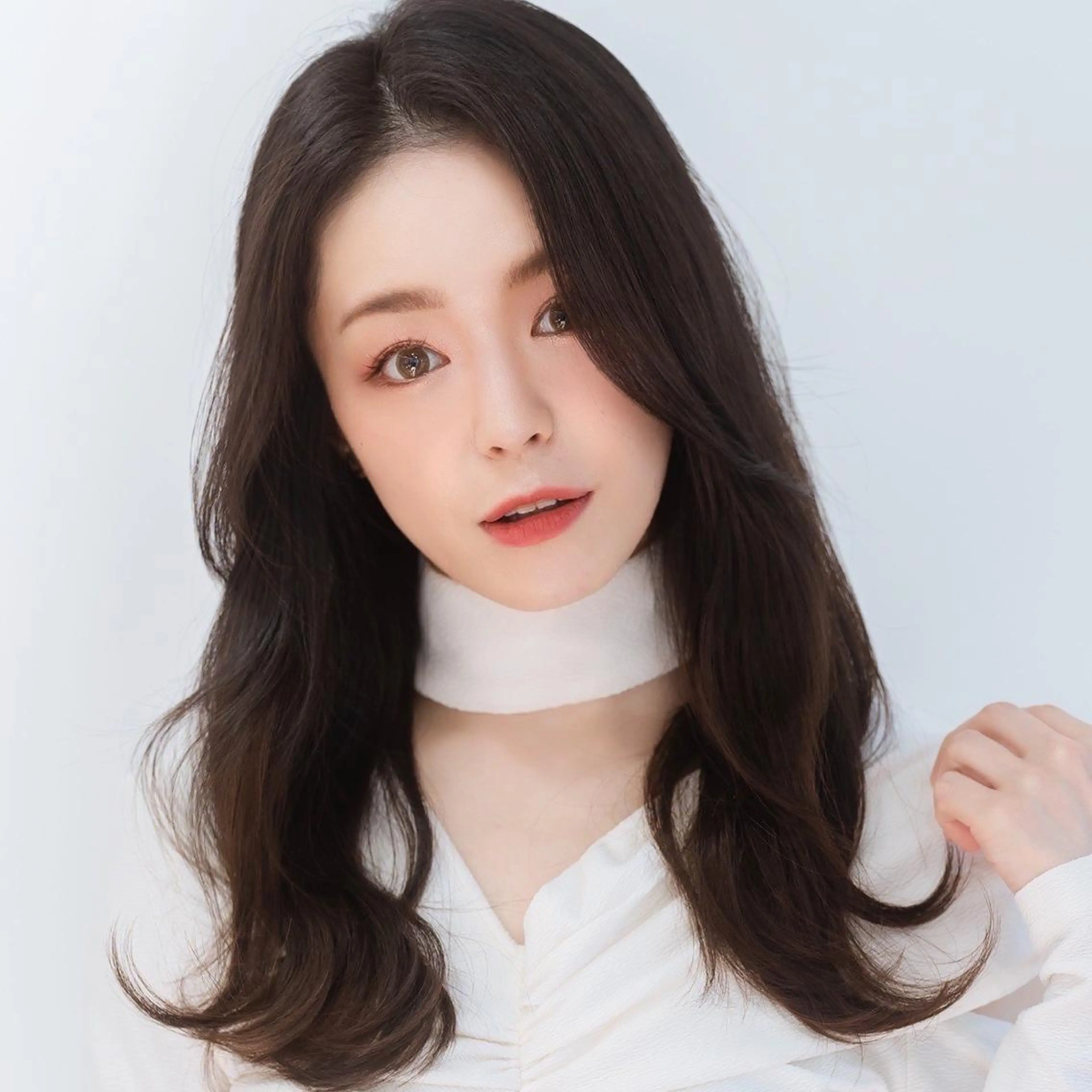 セミロング カラー パーマ ヘアアレンジ メンズ キッズ ネイル マツエク・マツパ アイブロウ メンズインナーカラー メンズ韓国風 黒髪 ブルーカラー ブルーブラック カット ヘアカラー トリートメント 武田涼レイヤーカット 髪質改善×縮毛矯正のヘアスタイル