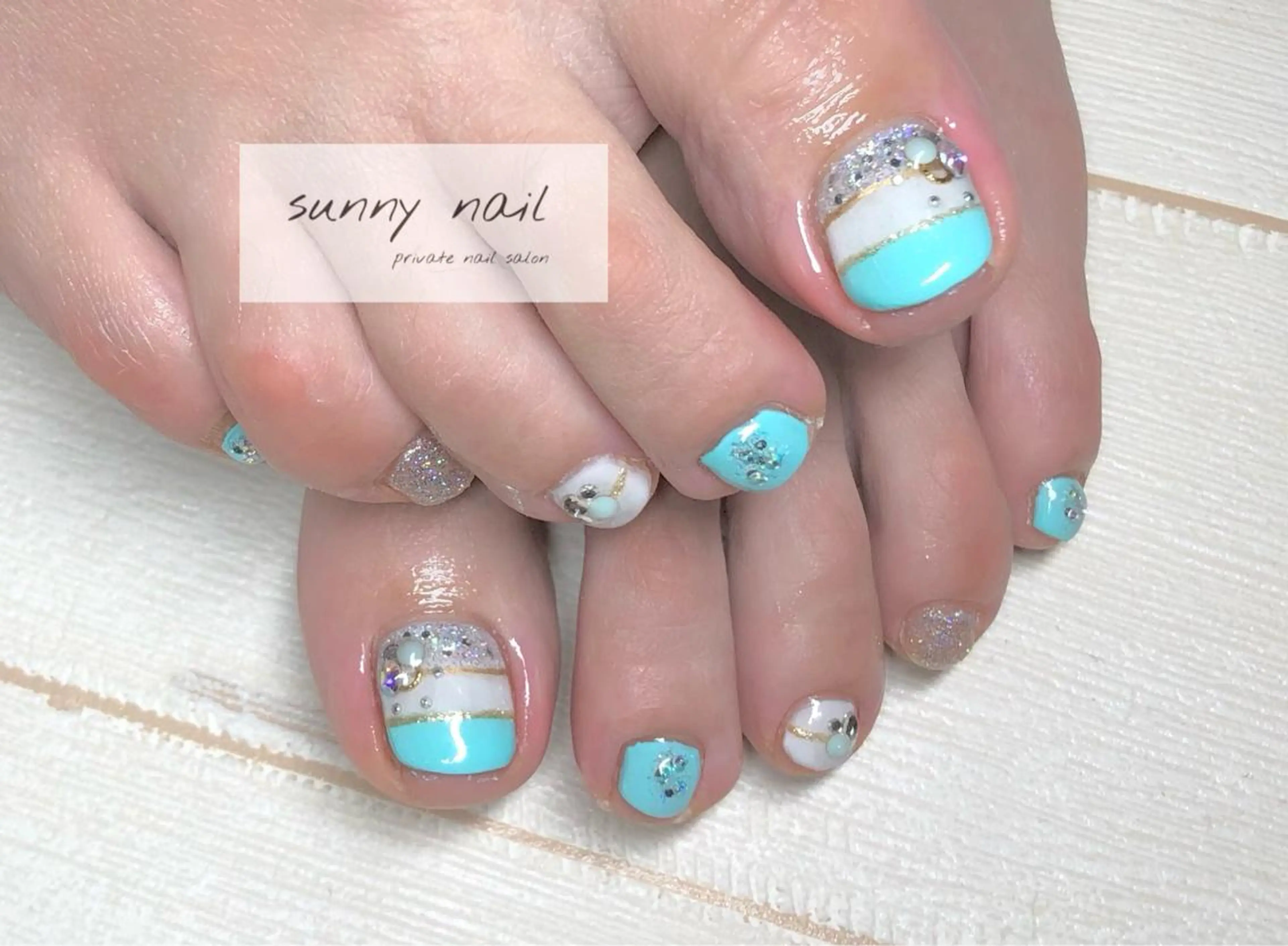 ネイル フットネイル ジェルネイル 水色 ニュアンスネイル パラジェル sunny nailのネイルデザイン