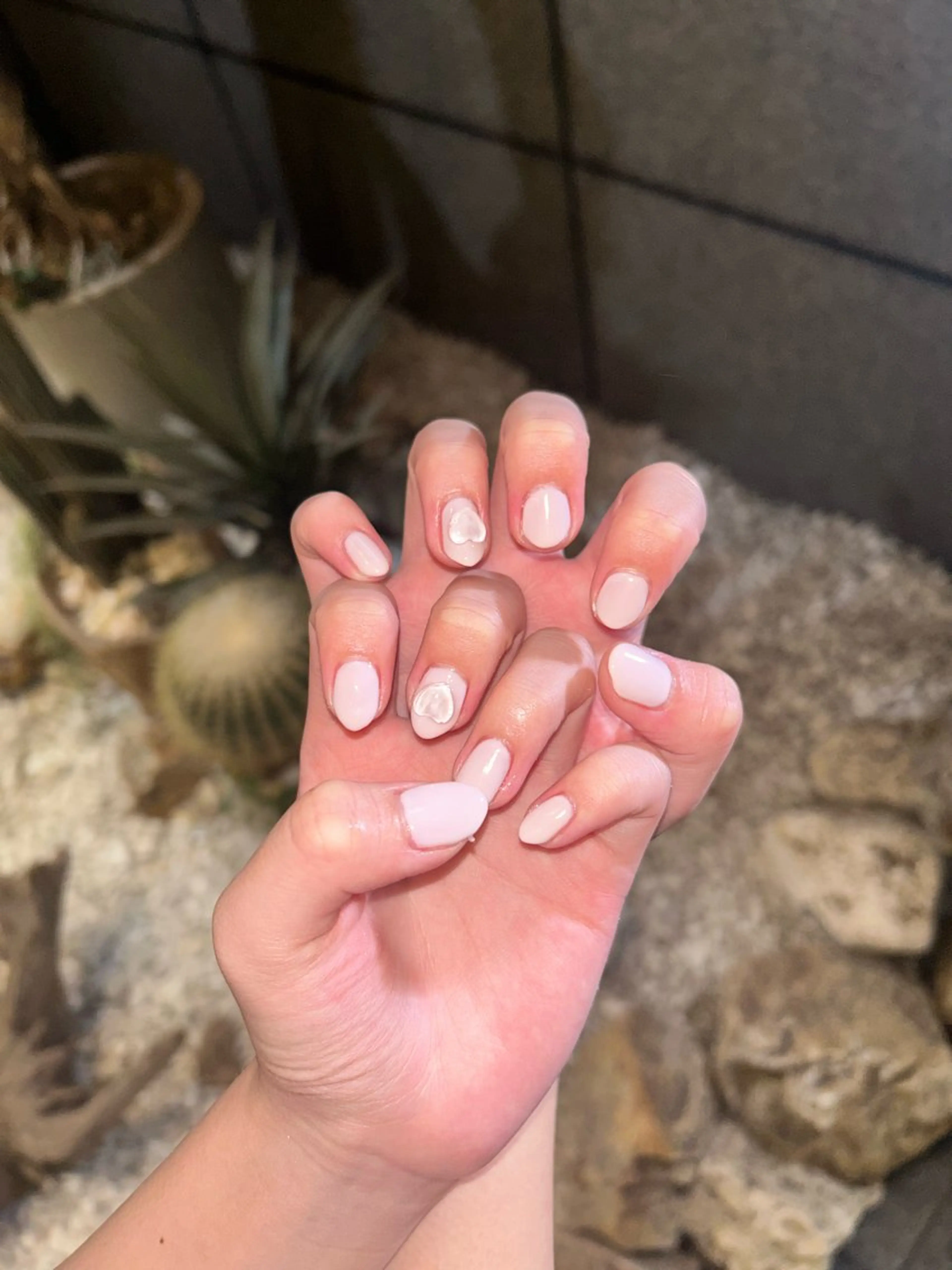 ネイル ハンドネイル 暖色系ツヤカラー コトノ🫧のヘアスタイル