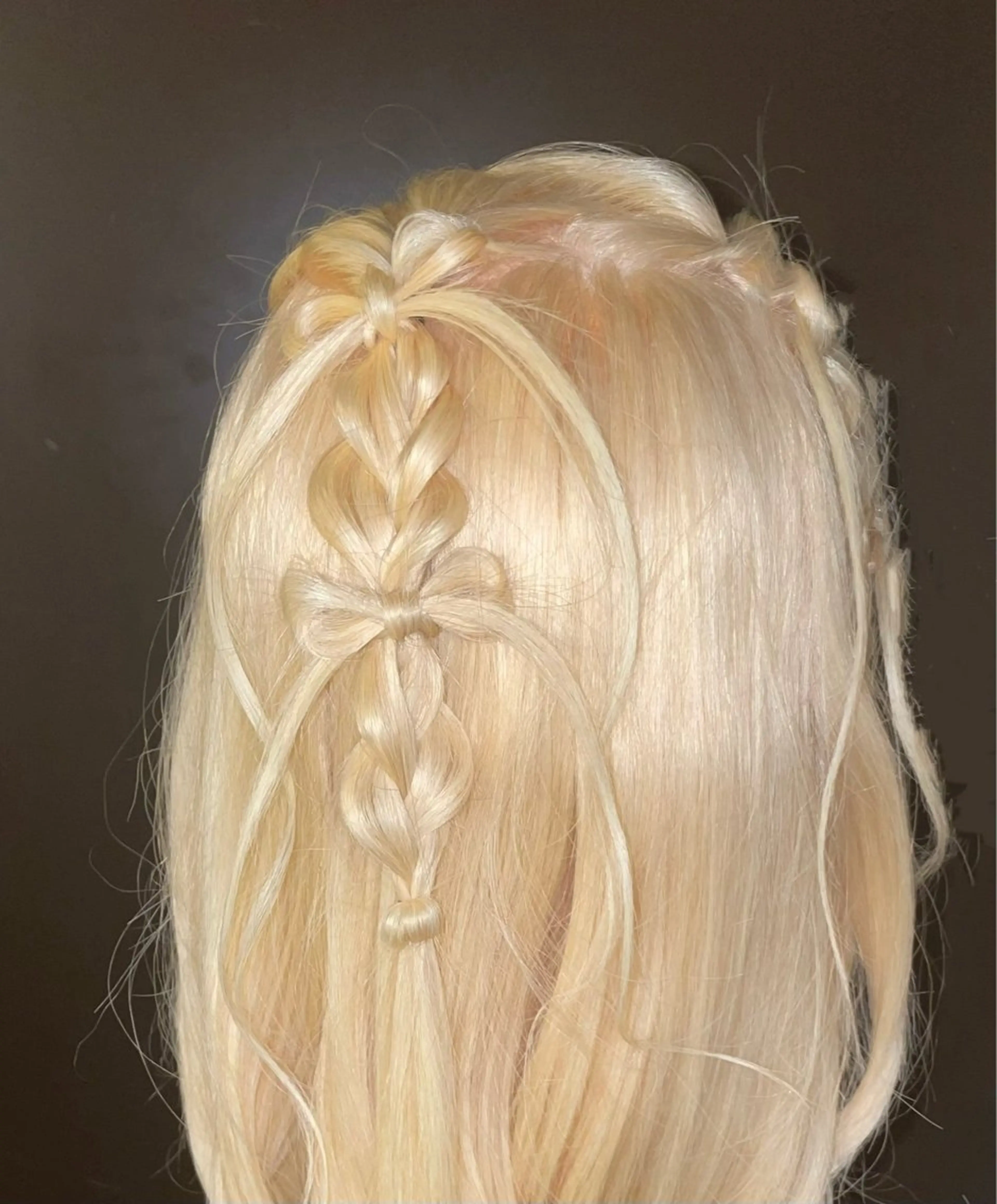 ロング ヘアアレンジ 三つ編み 青木 美樹の眉毛・アイブロウイメージ