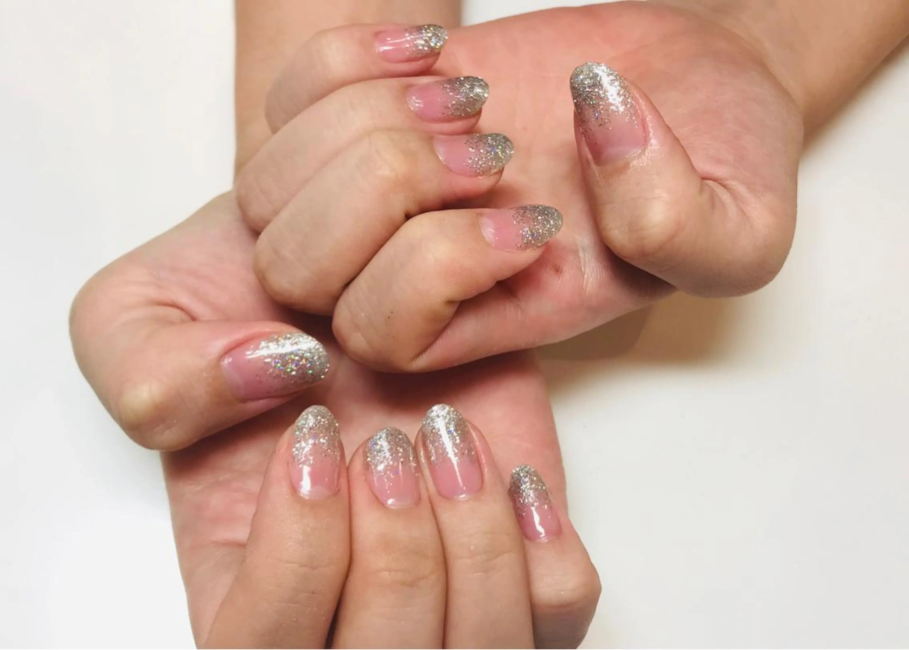 ネイル グラデーション ラメ(グリッター) ラメグラデーション シルバー Yukako. Nのネイルデザイン