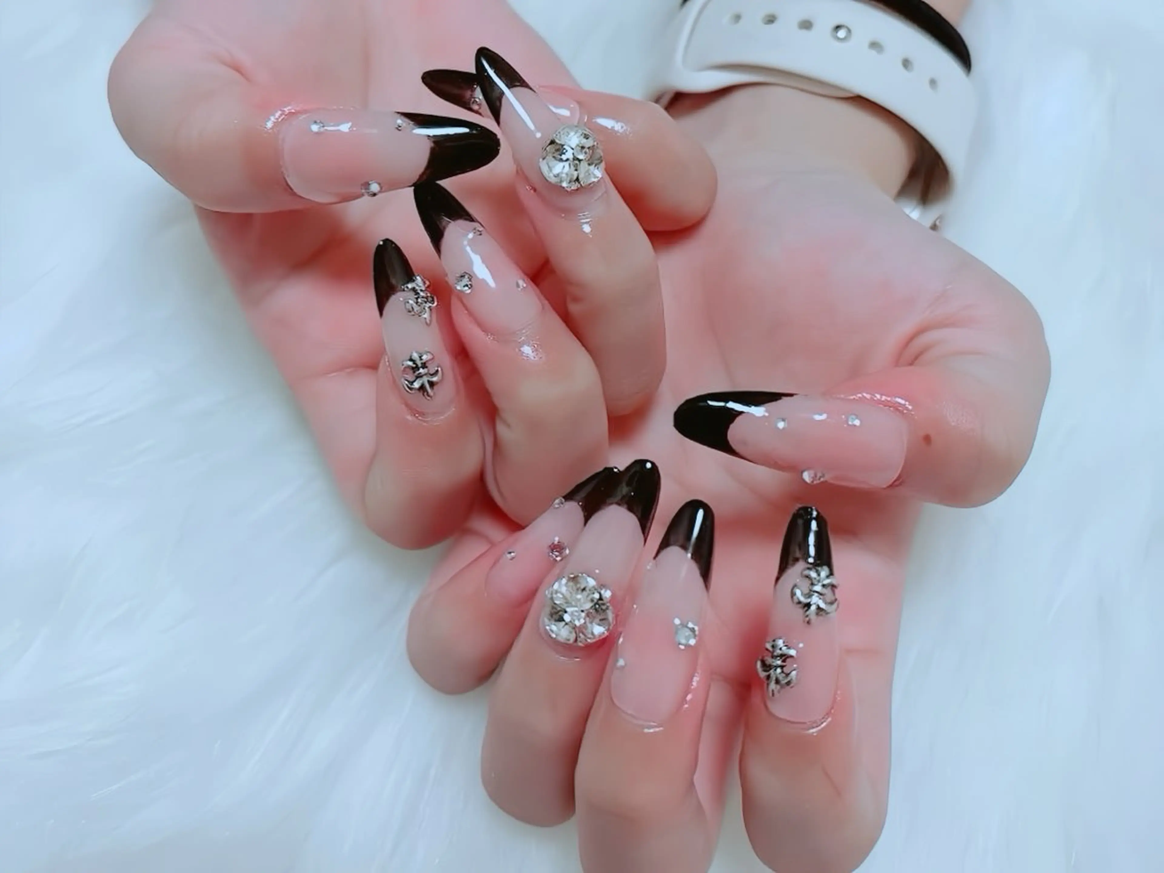 ネイル チークネイル フレンチネイル ガラスフレンチ グラデーション キラキラネイル ハンドネイル Rin Nail 新大久保店のネイルデザイン