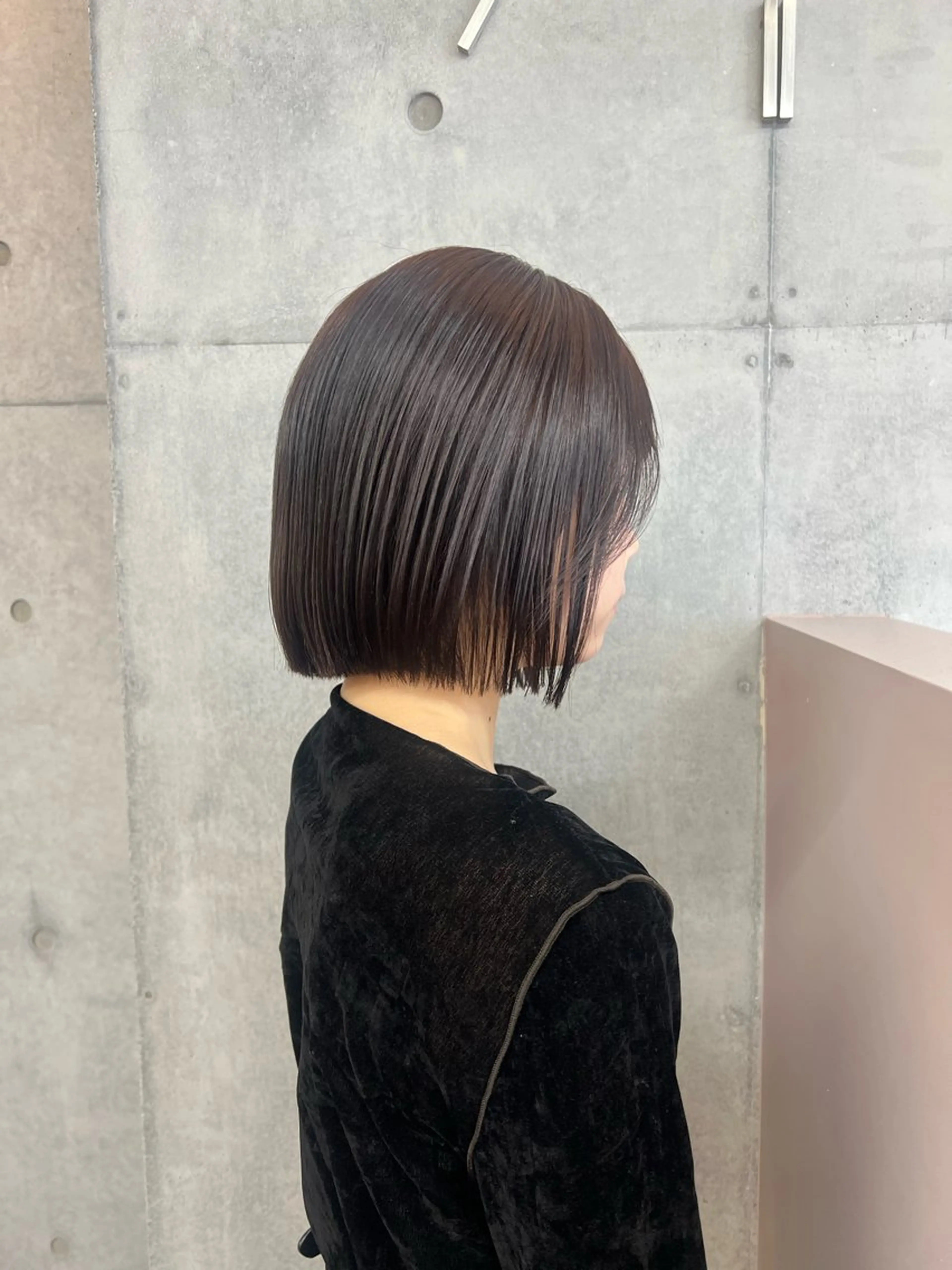 ミディアム ボブ カット ヘアカラー カコ/レイヤーカット ヘアアレンジのヘアスタイル