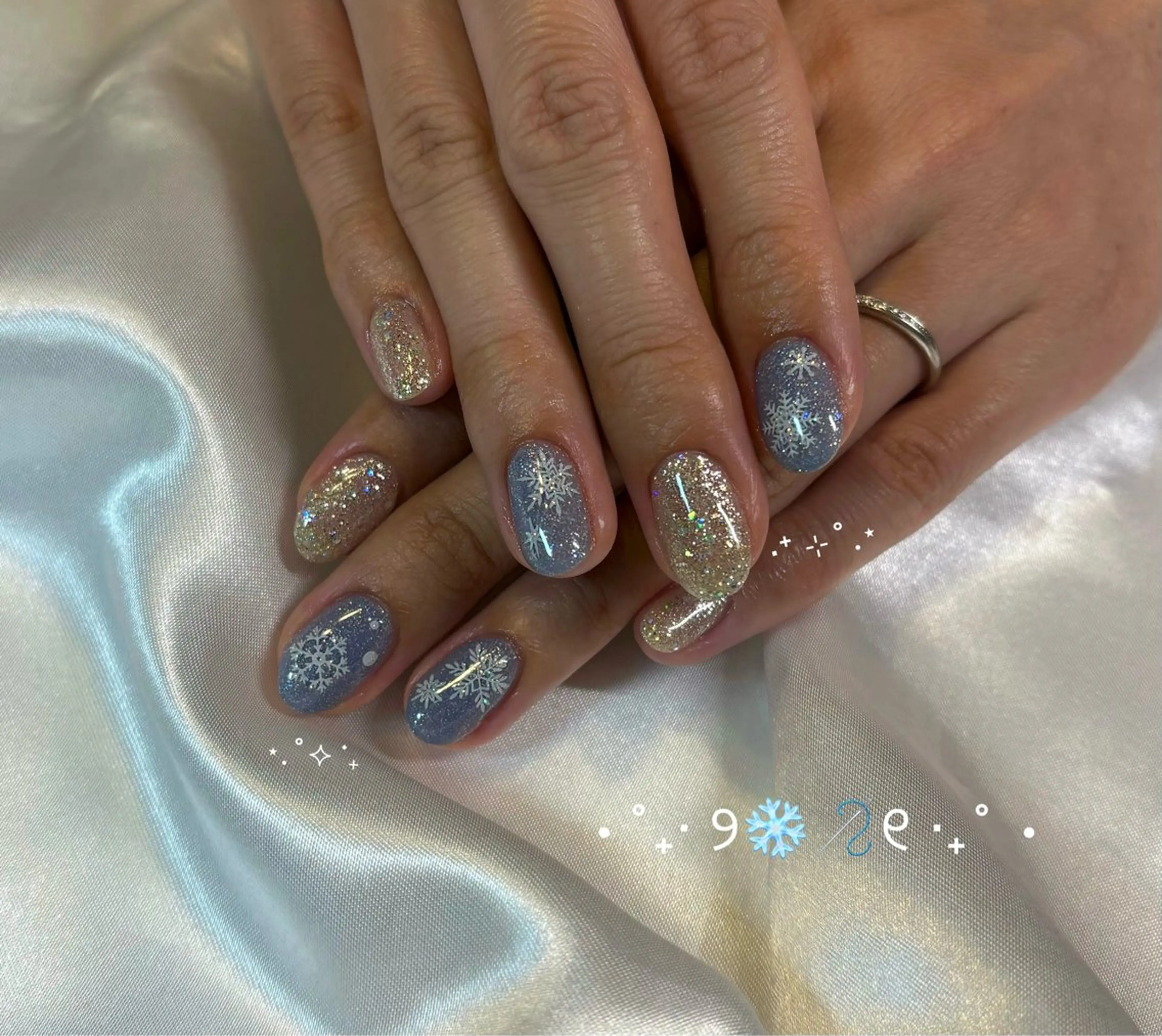 ネイル ブルー 韓国ネイル ラメ(グリッター) 冬ネイル クリスマス Chat　noir所属・【chatnoir】 MIYUのネイルデザイン
