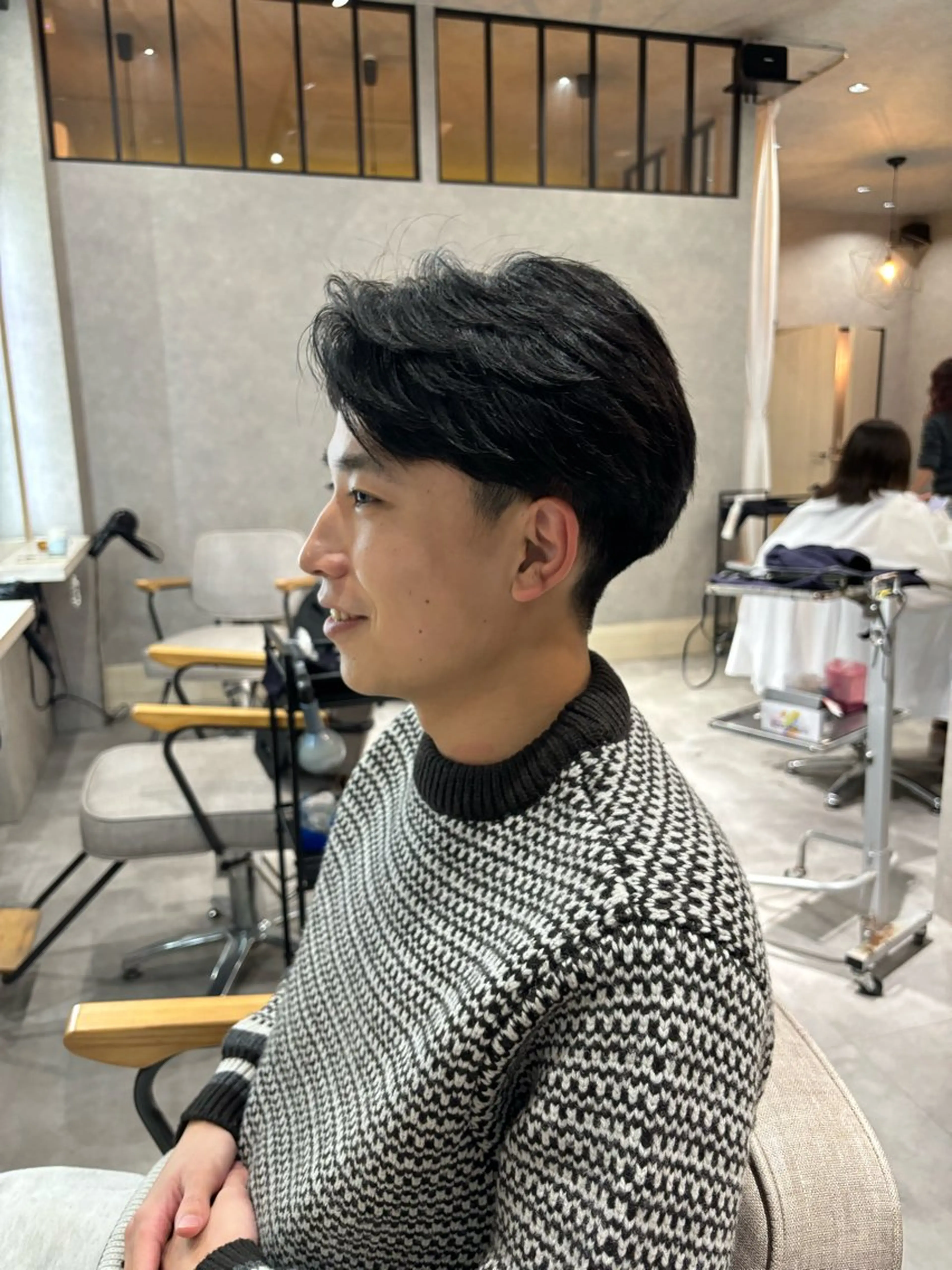 ショート パーマ メンズ センターパート フェザーパーマ メンズハイライト メンズハイトーン マッシュウルフ カット 長谷川 湧のヘアスタイル