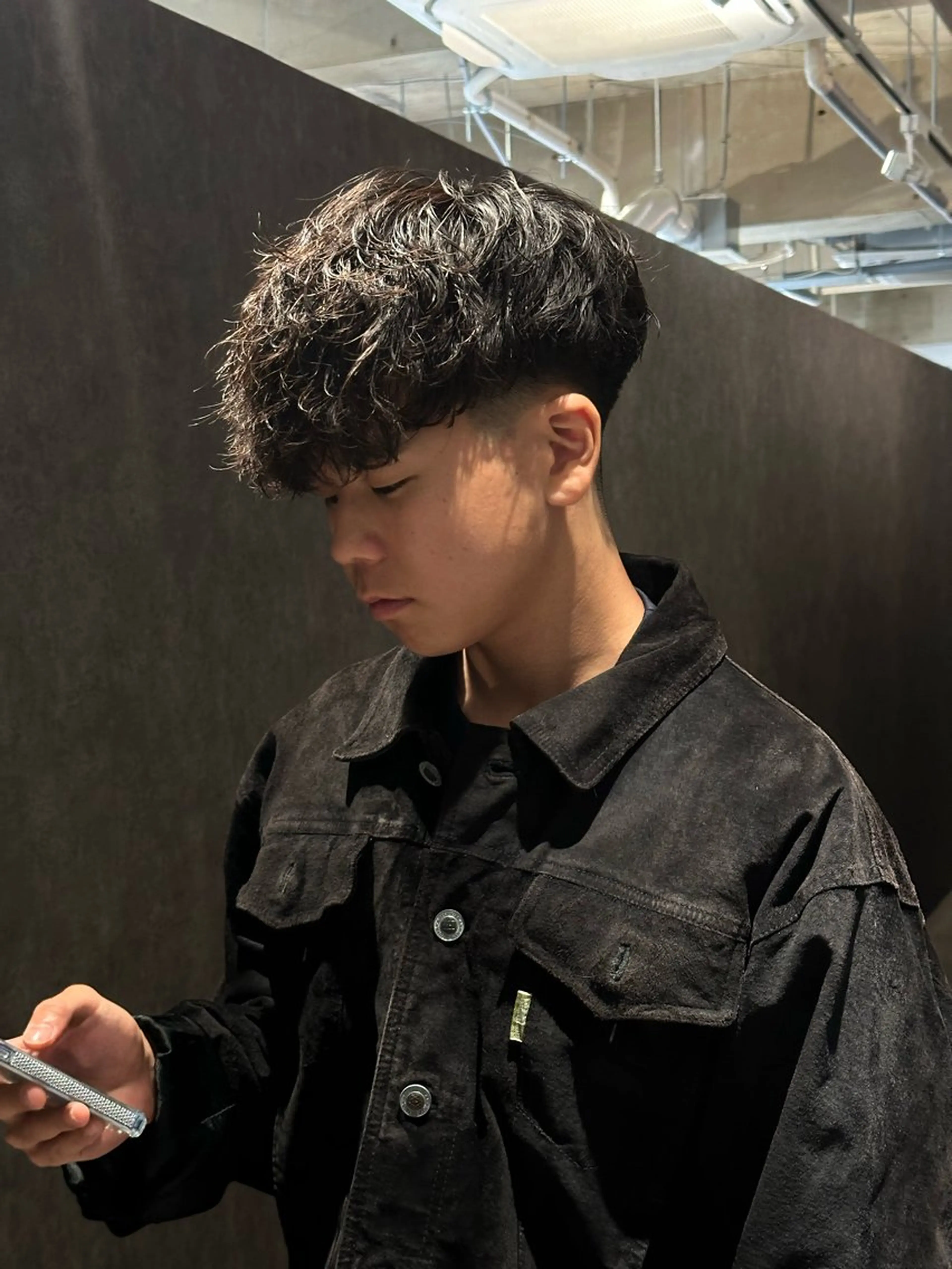 ショート パーマ メンズ メンズブリーチ センターパート フェードカット フェザーパーマ メンズハイライト カット パーマ トリートメント 金山駅前/メンズ パーマ/真柄 恒輝のヘアスタイル