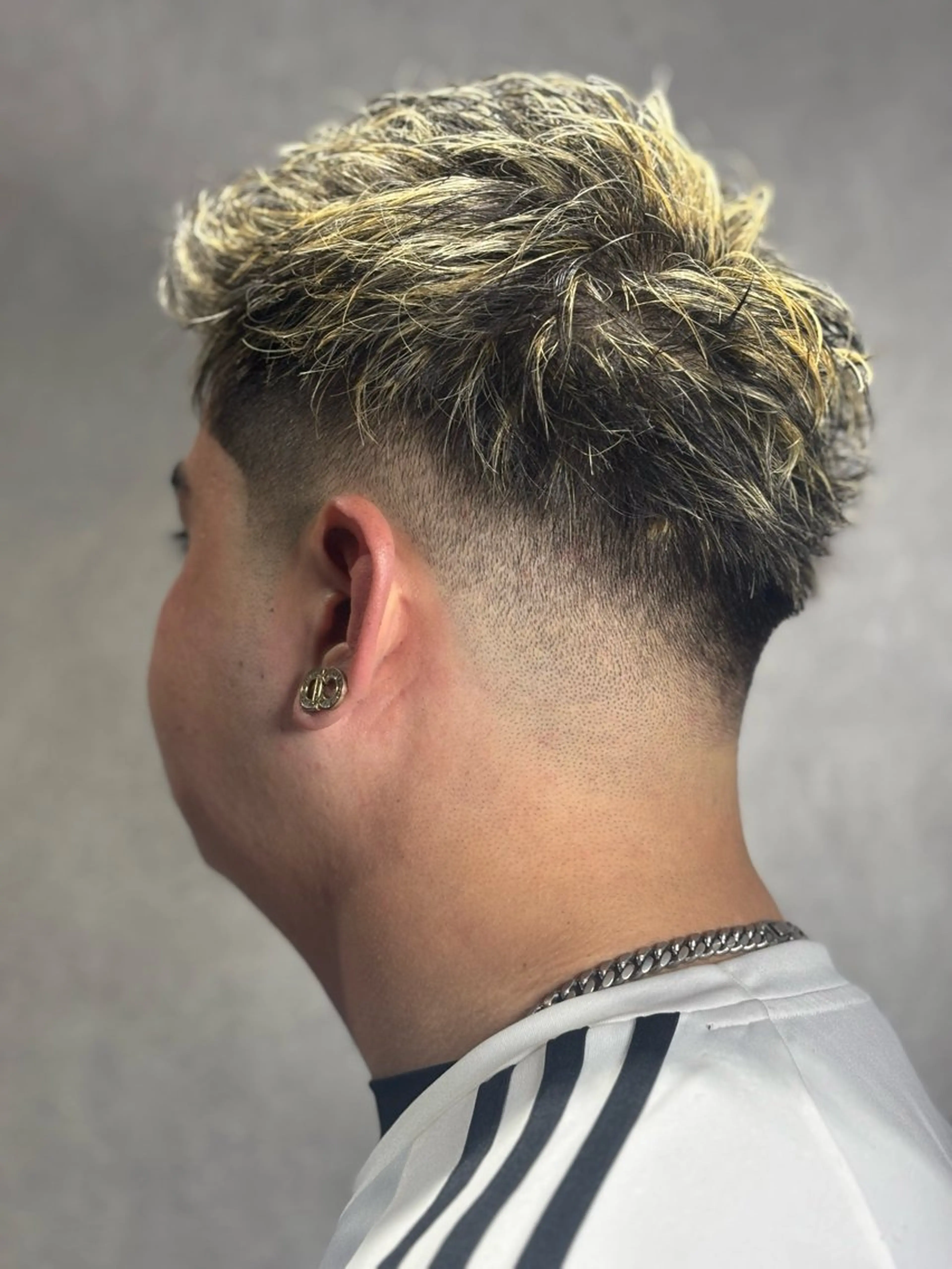 カラー メンズ メンズハイライト メンズメッシュ ハイライトカラー メッシュ BARBER MAKI所属・牧 龍佑のヘアスタイル