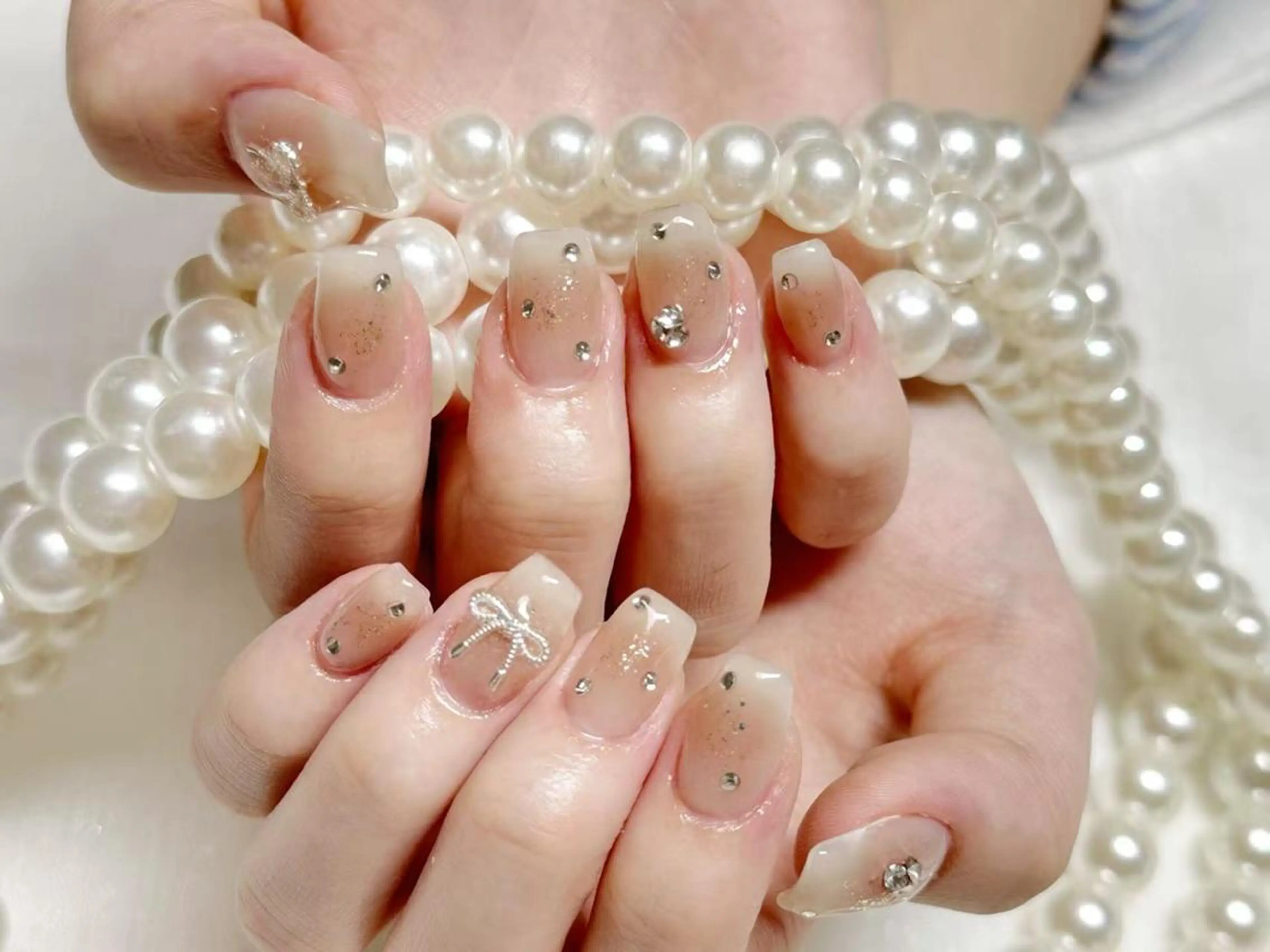 ネイル オーロラネイル 長さ出し フレンチネイル ガーリー キラキラネイル ハンドネイル Ru na🍳のネイルデザイン