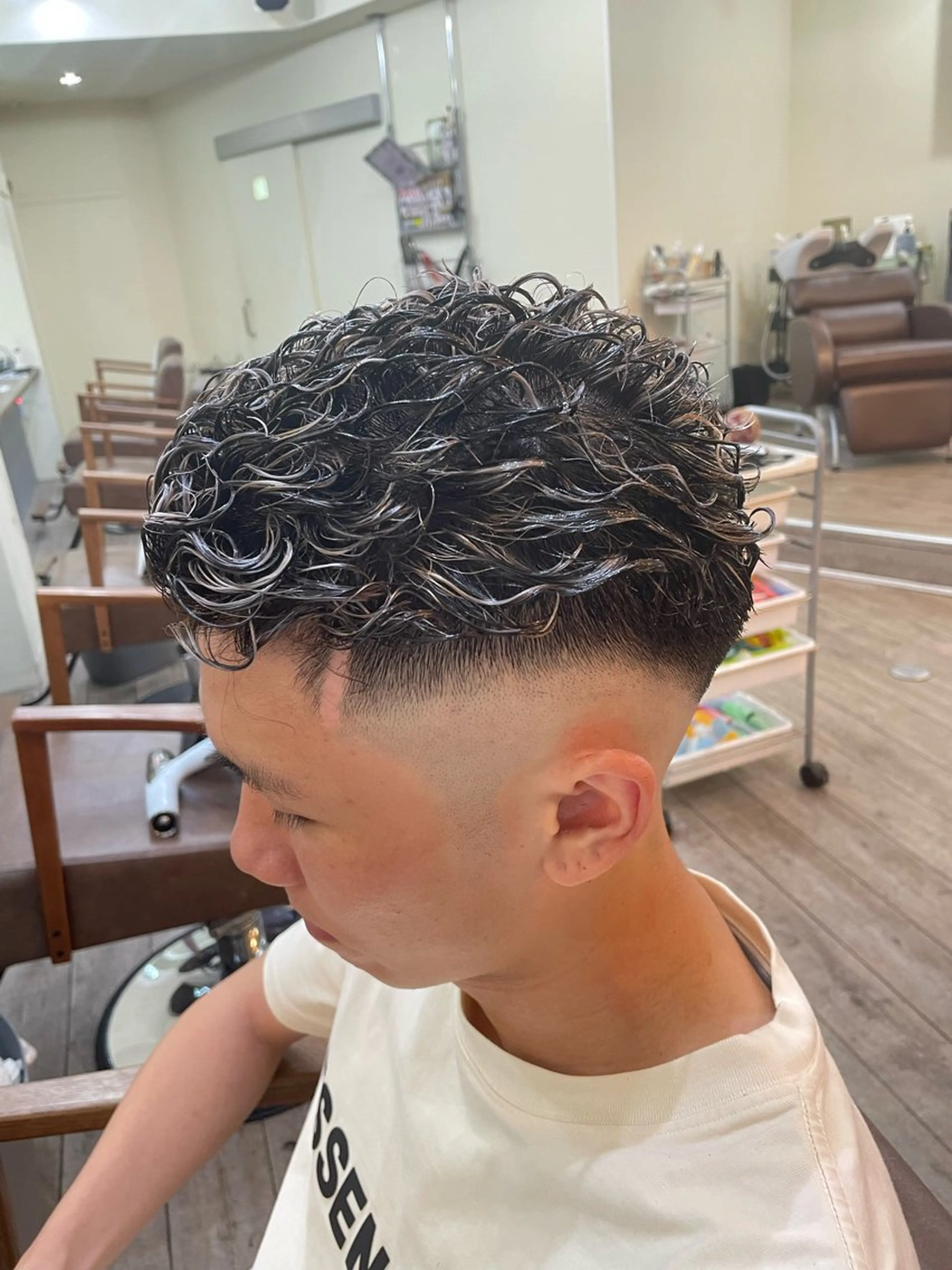 ショート カラー パーマ メンズ センターパート フェードカット メンズハイライト メンズ韓国風 マッシュウルフ カット ヘアカラー パーマ WEST OLAND加藤圭介のヘアスタイル