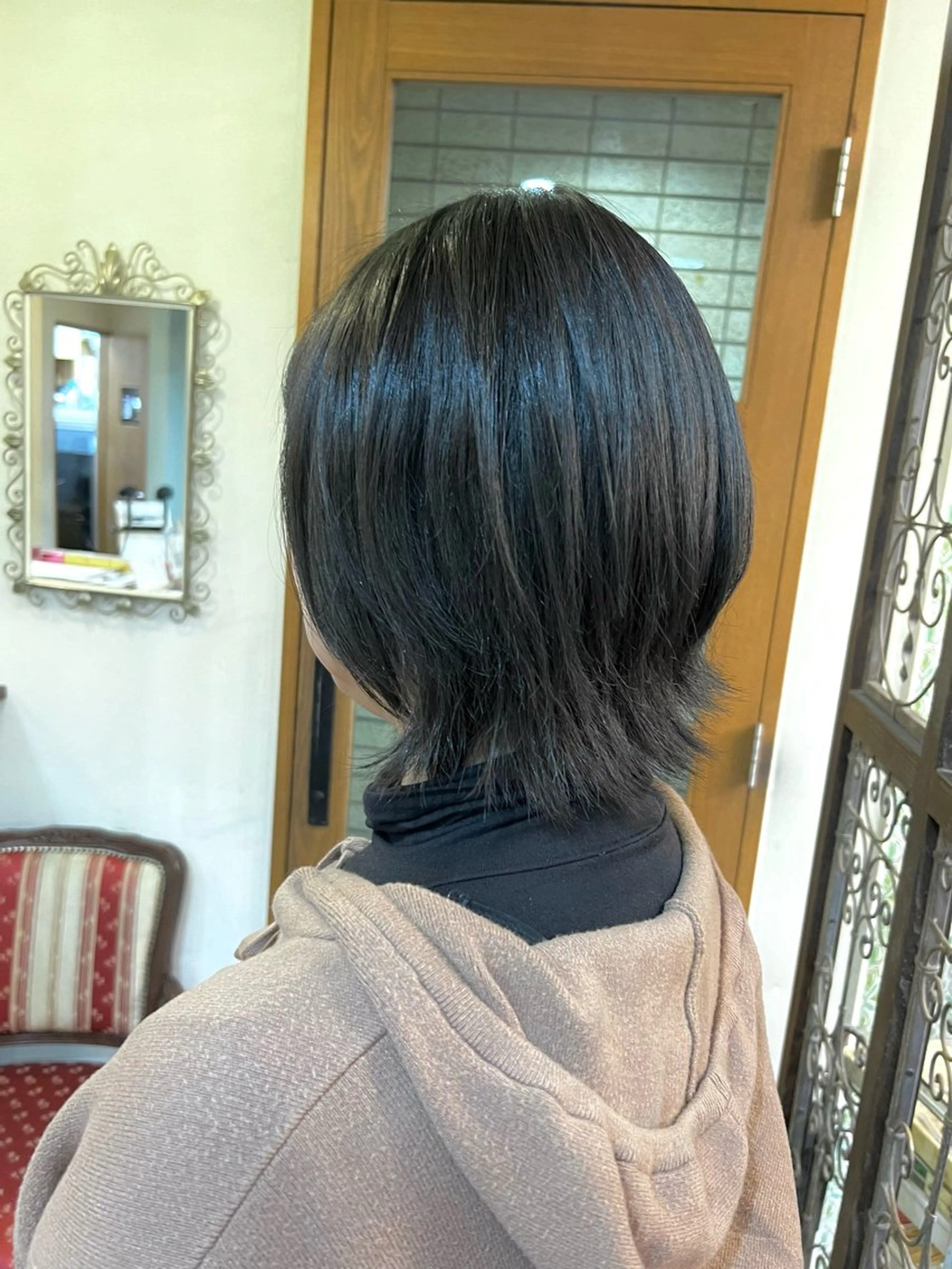 ミディアム カラー グレージュ オリーブグレージュ オリーブグレー moco by doll所属・PON　ハイトーン ショートカット心斎橋のヘアスタイル