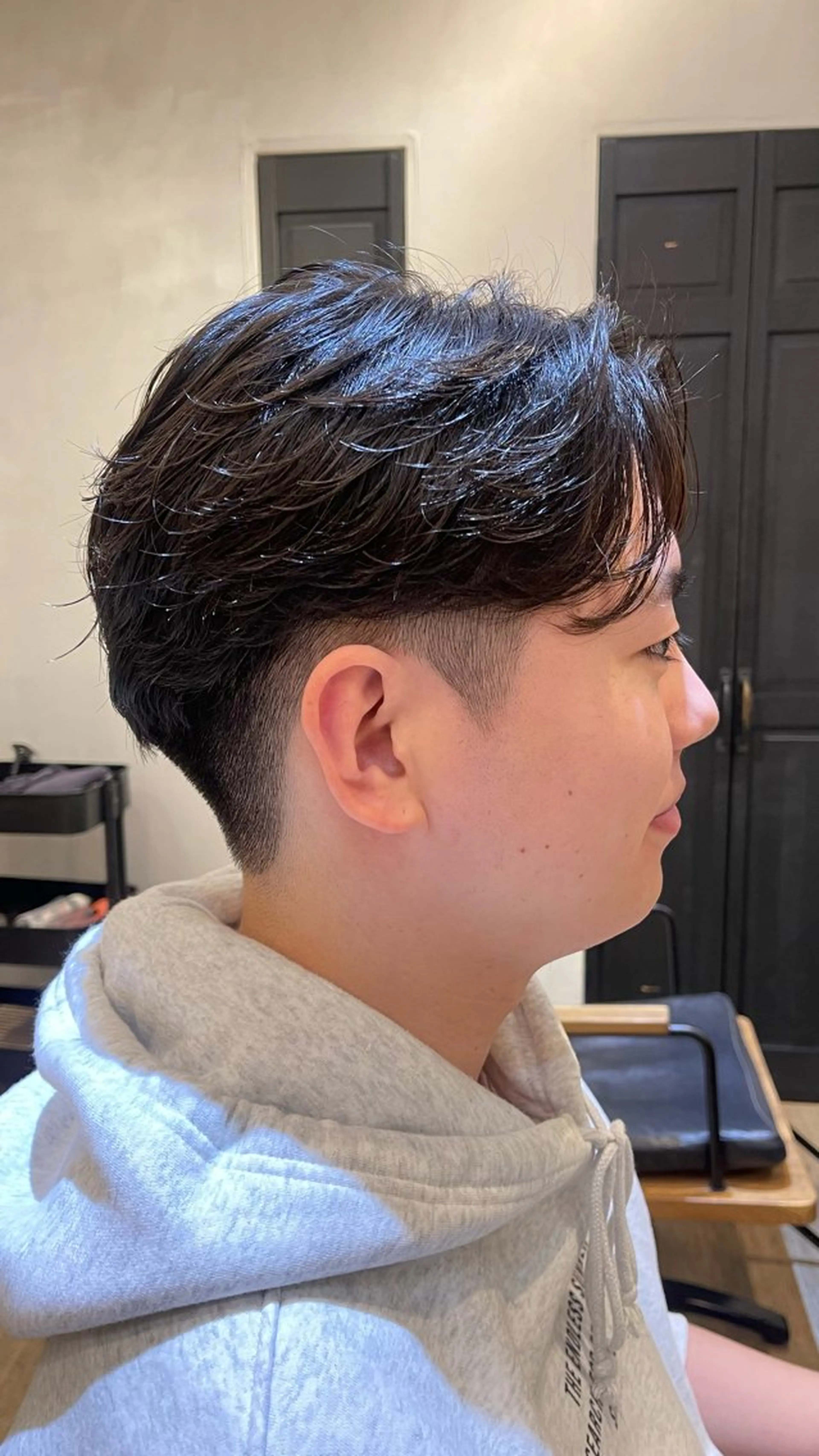 ショート パーマ メンズ ビジネス センターパート フェードカット メンズ韓国風 マッシュ カット パーマ トリートメント ヘアセット 新宿メンズ専門 髪質改善パーマ特化のヘアスタイル