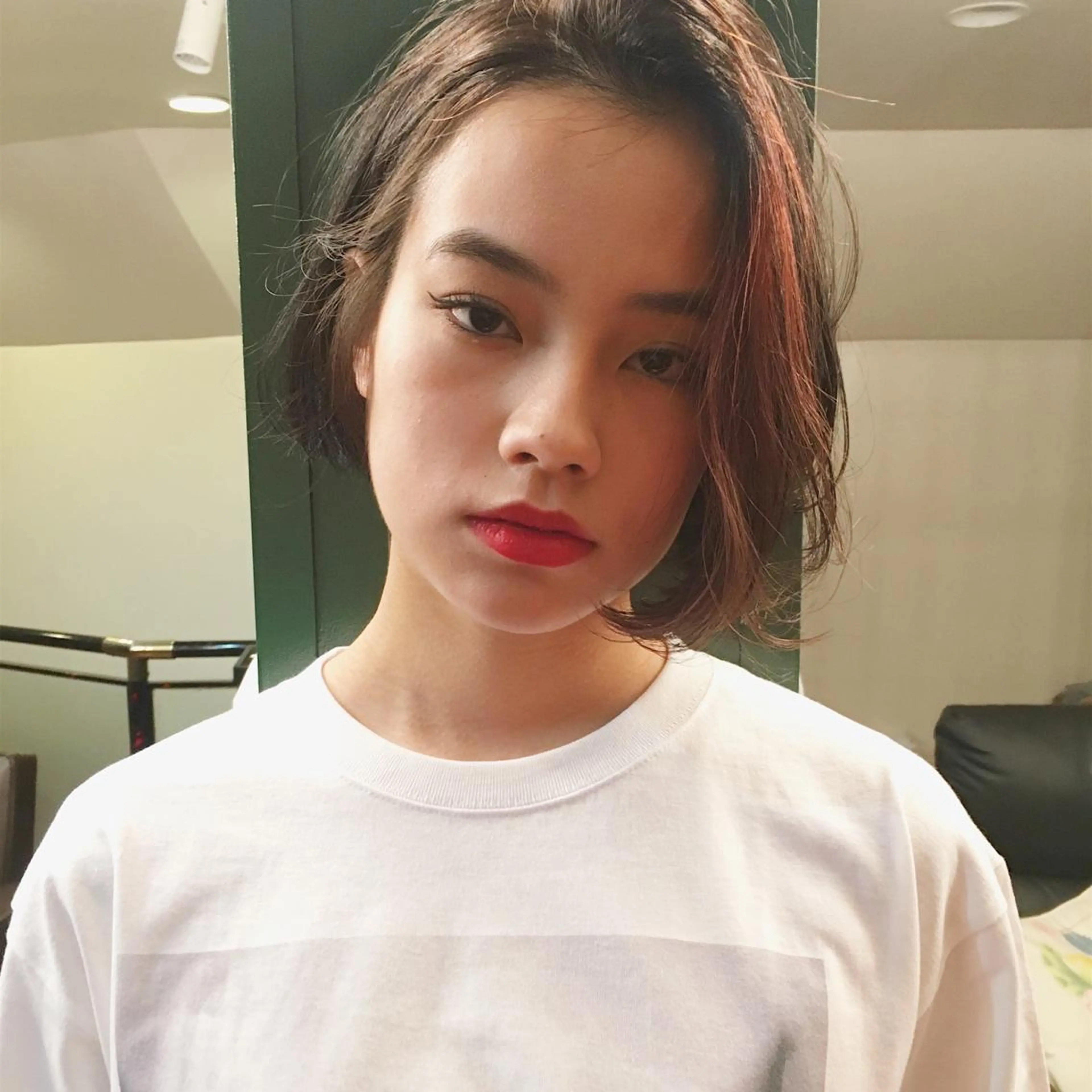 ショート カラー ハイライトカラー 顔周りカット ハイライト 吉川 愛美李のヘアスタイル