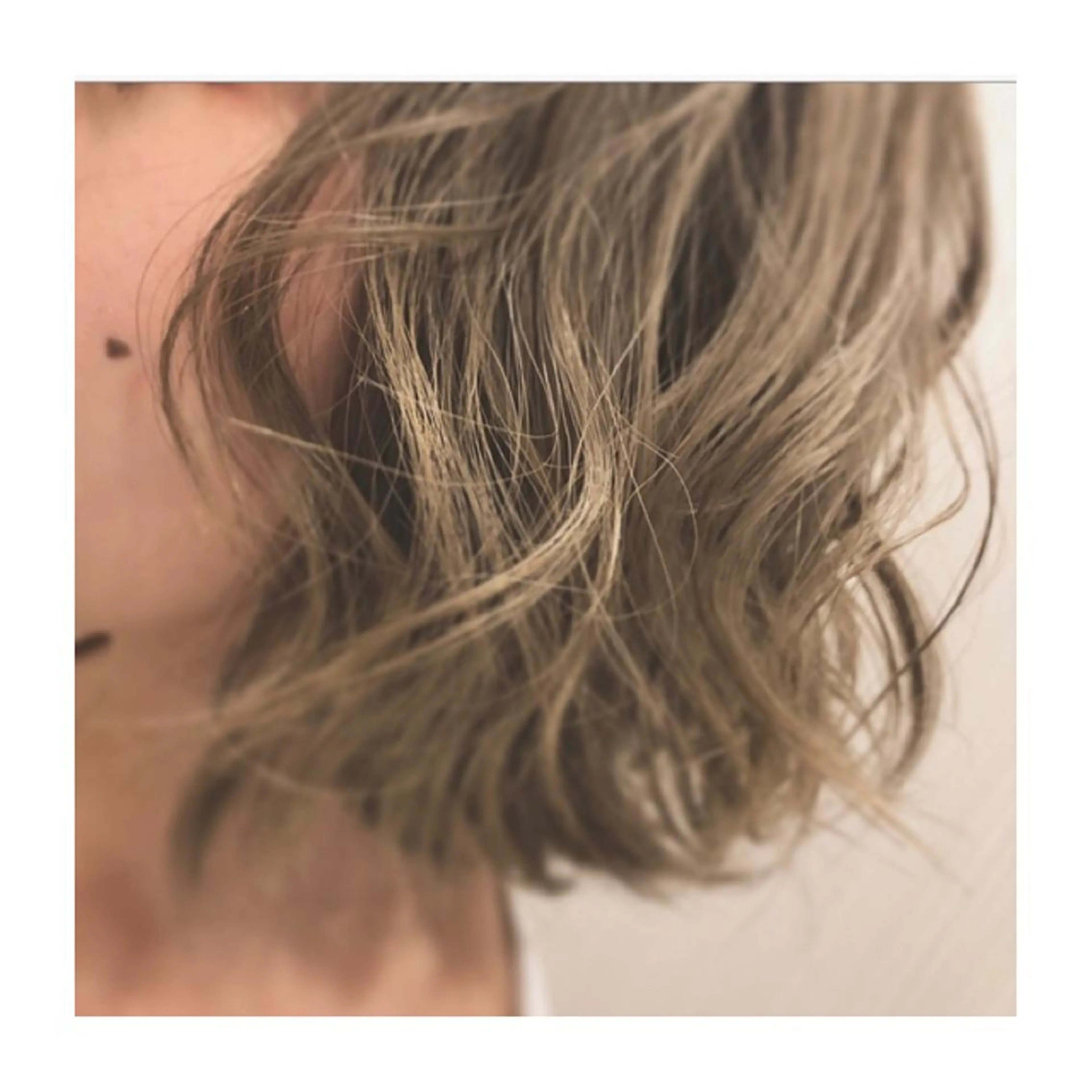 ショート カラー ヘアアレンジ アッシュ ベージュカラー 小國 綾かのヘアスタイル