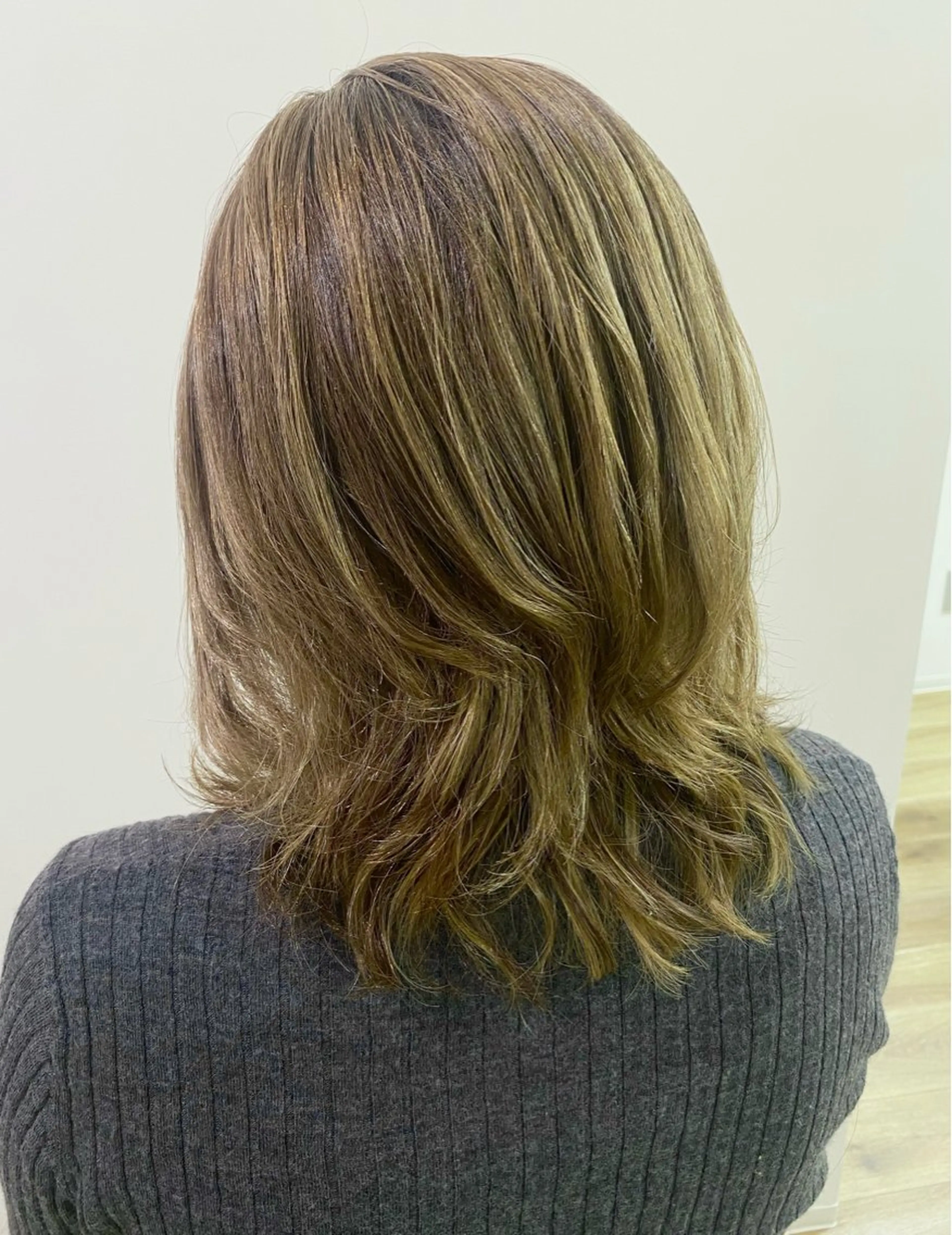 セミロング カラー 古川 琴美のヘアスタイル